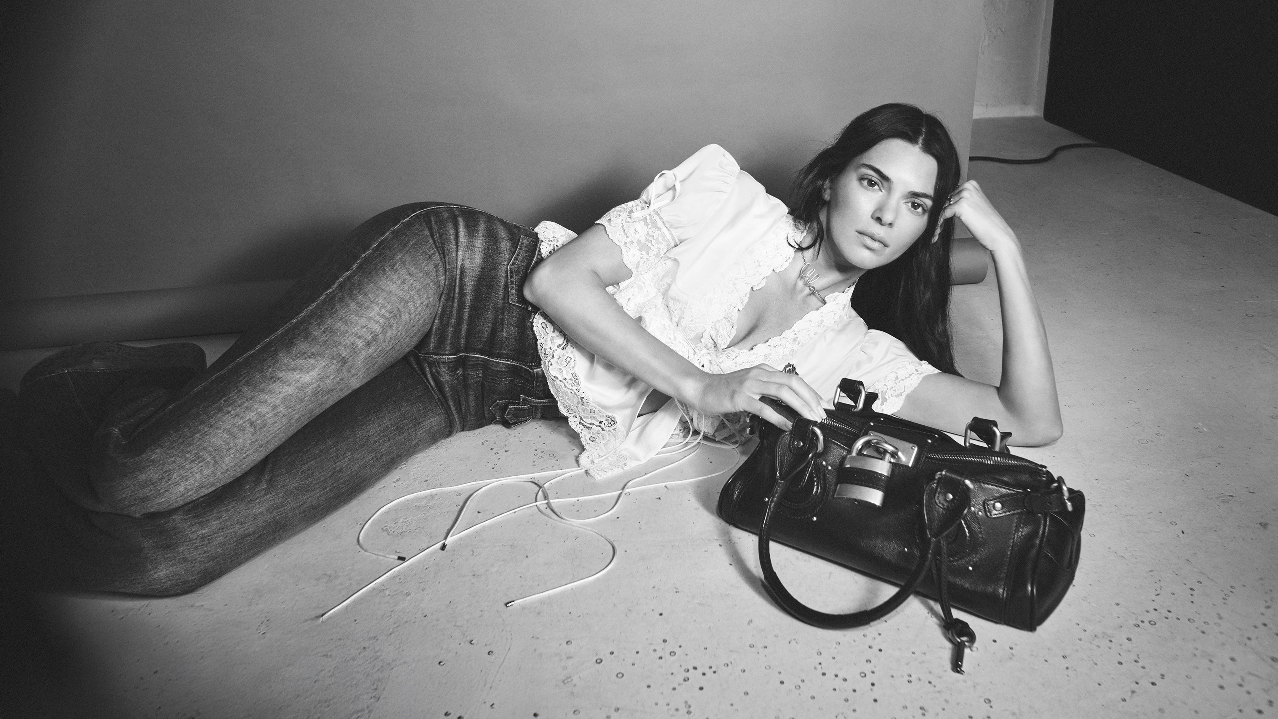 Kendall Jenner with Chloe Paddington Bag HD Wallpaper