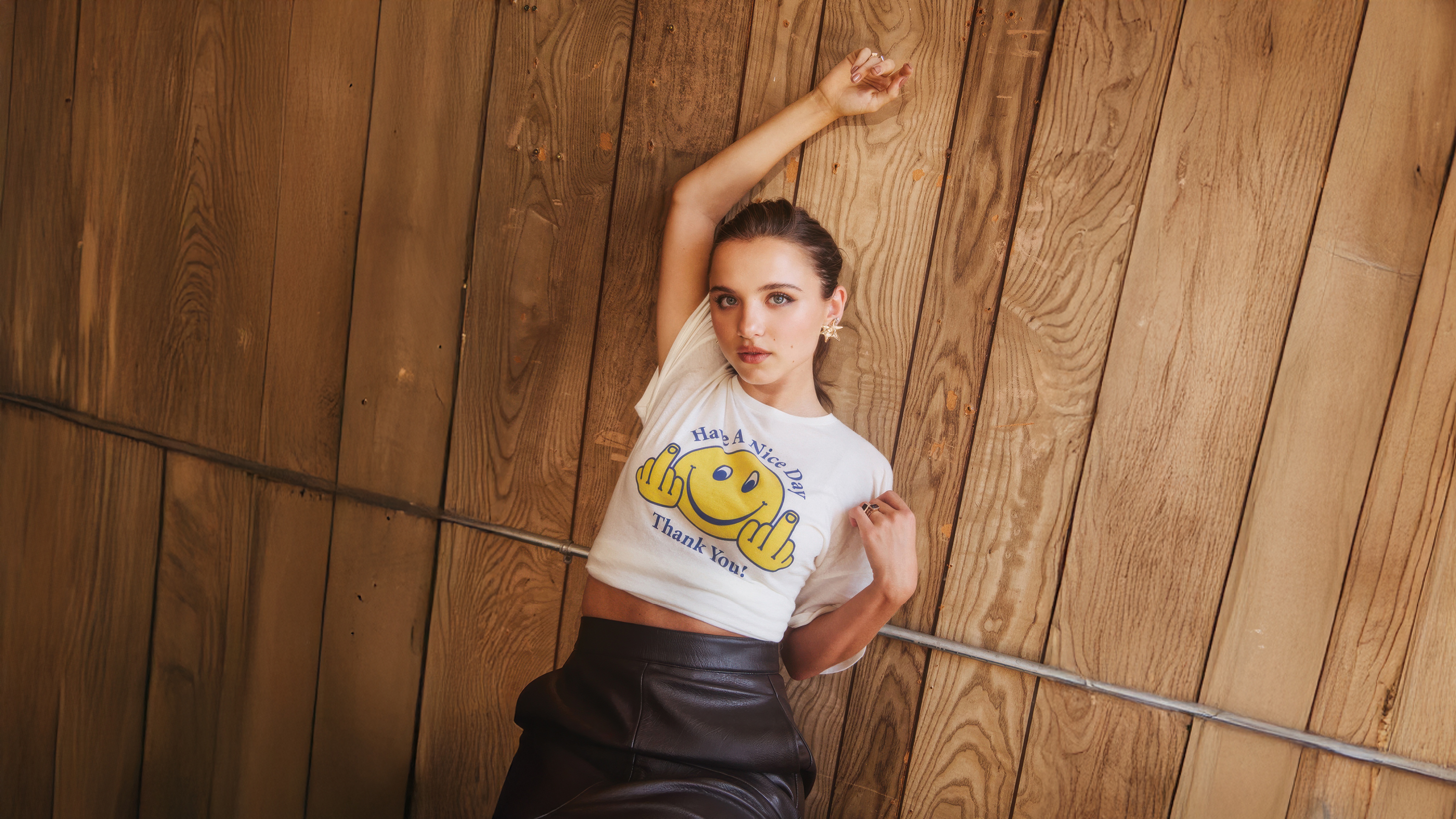 Madeleine McGraw in white t-shirt and black skirt HD Wallpaper