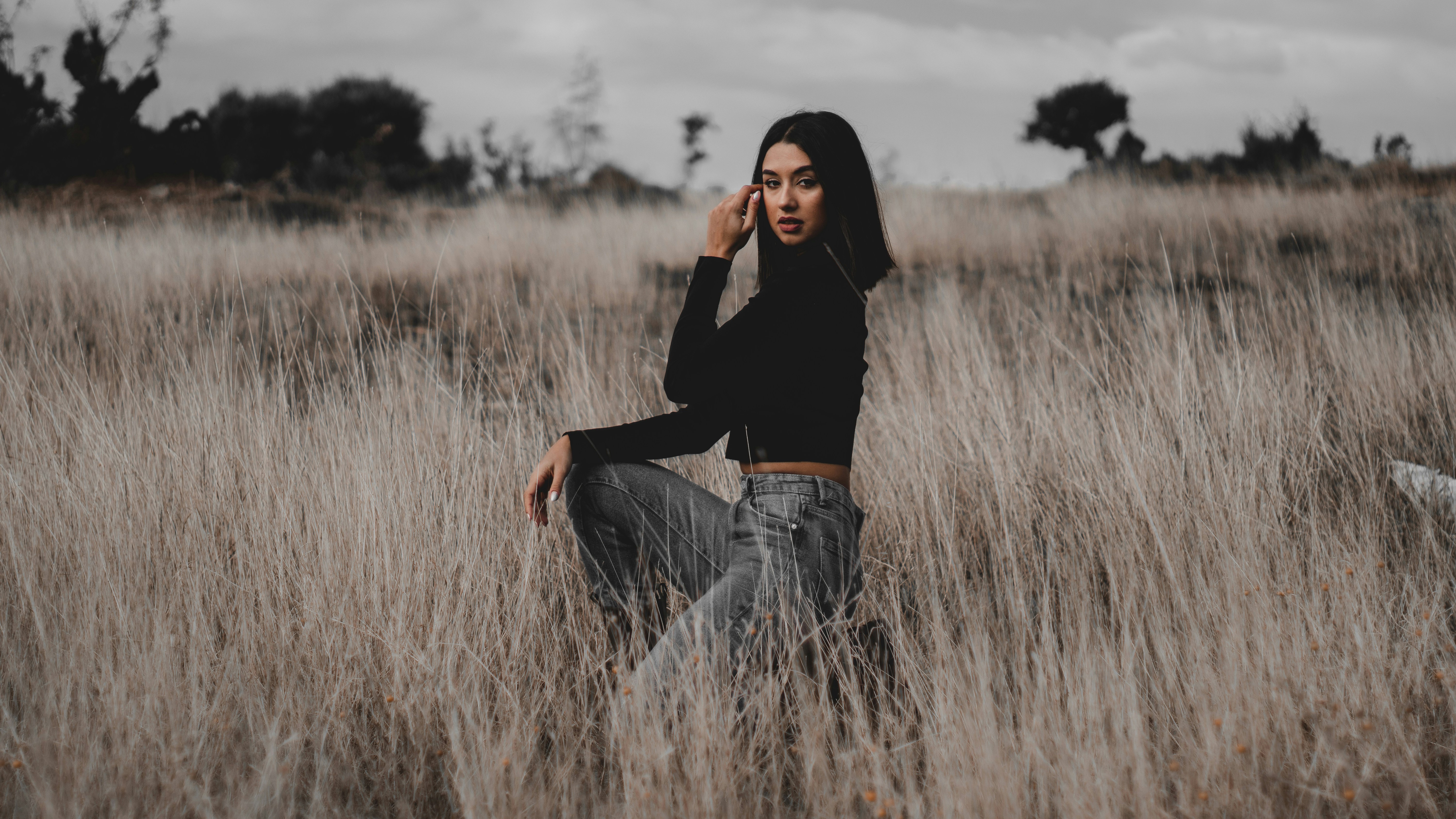 Model in black crop top and jeans in field HD Wallpaper