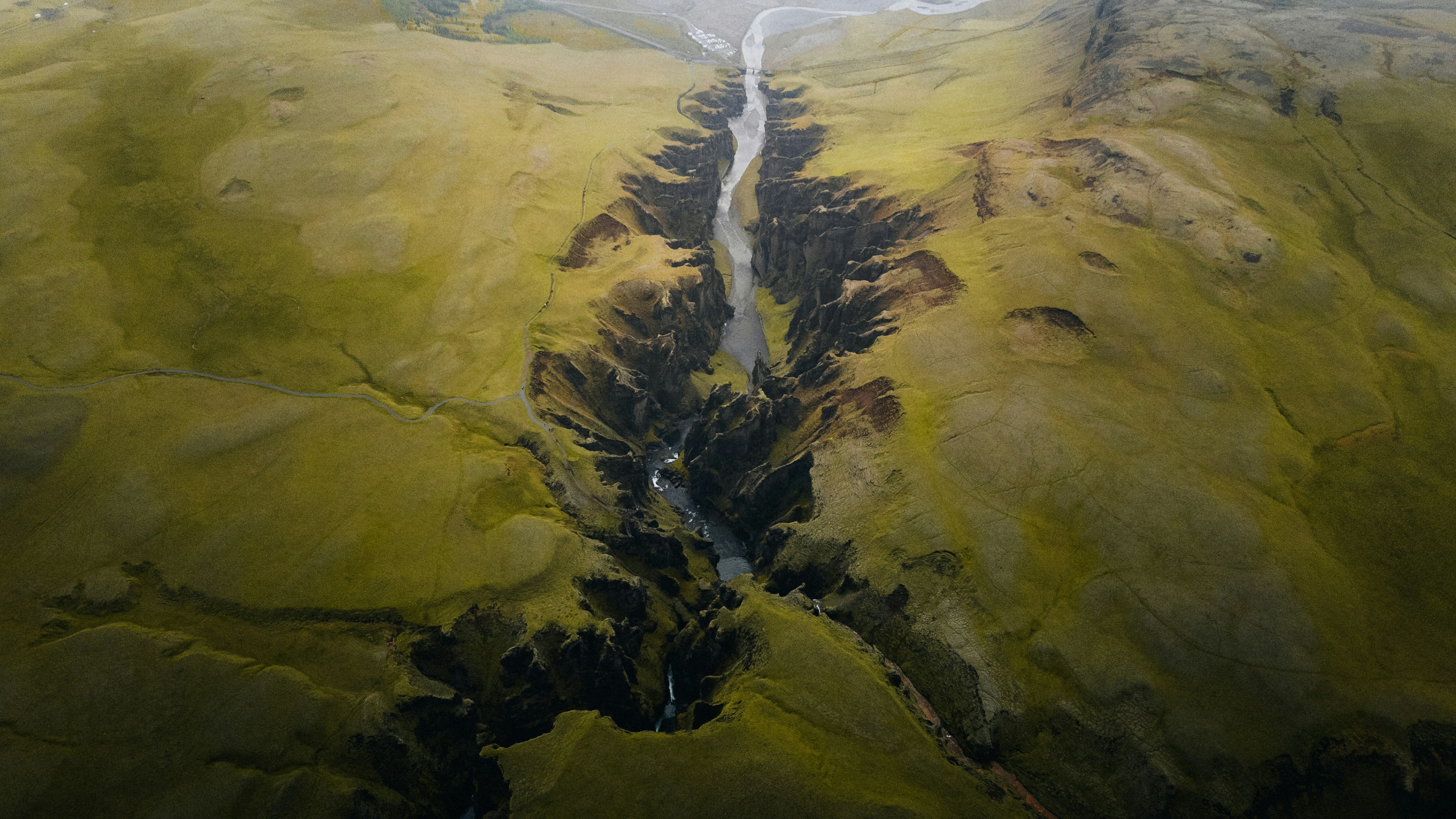 Fjaðrárgljúfur Canyon in Iceland from above HD Wallpaper