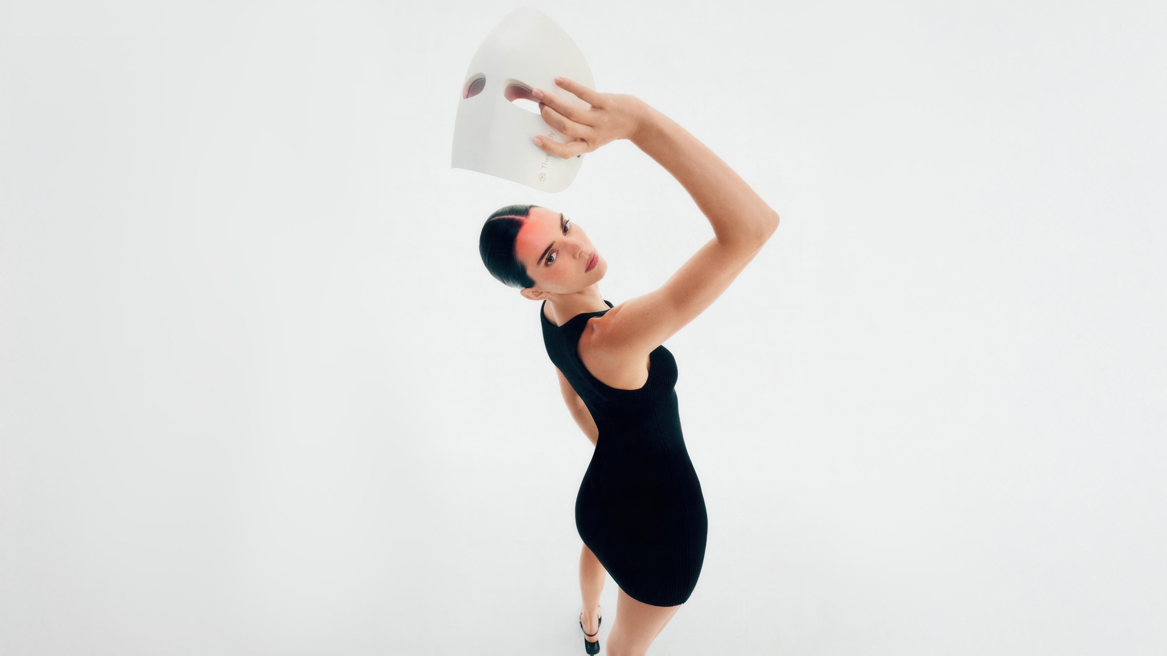 Kendall Jenner with Therabody Mask HD Wallpaper