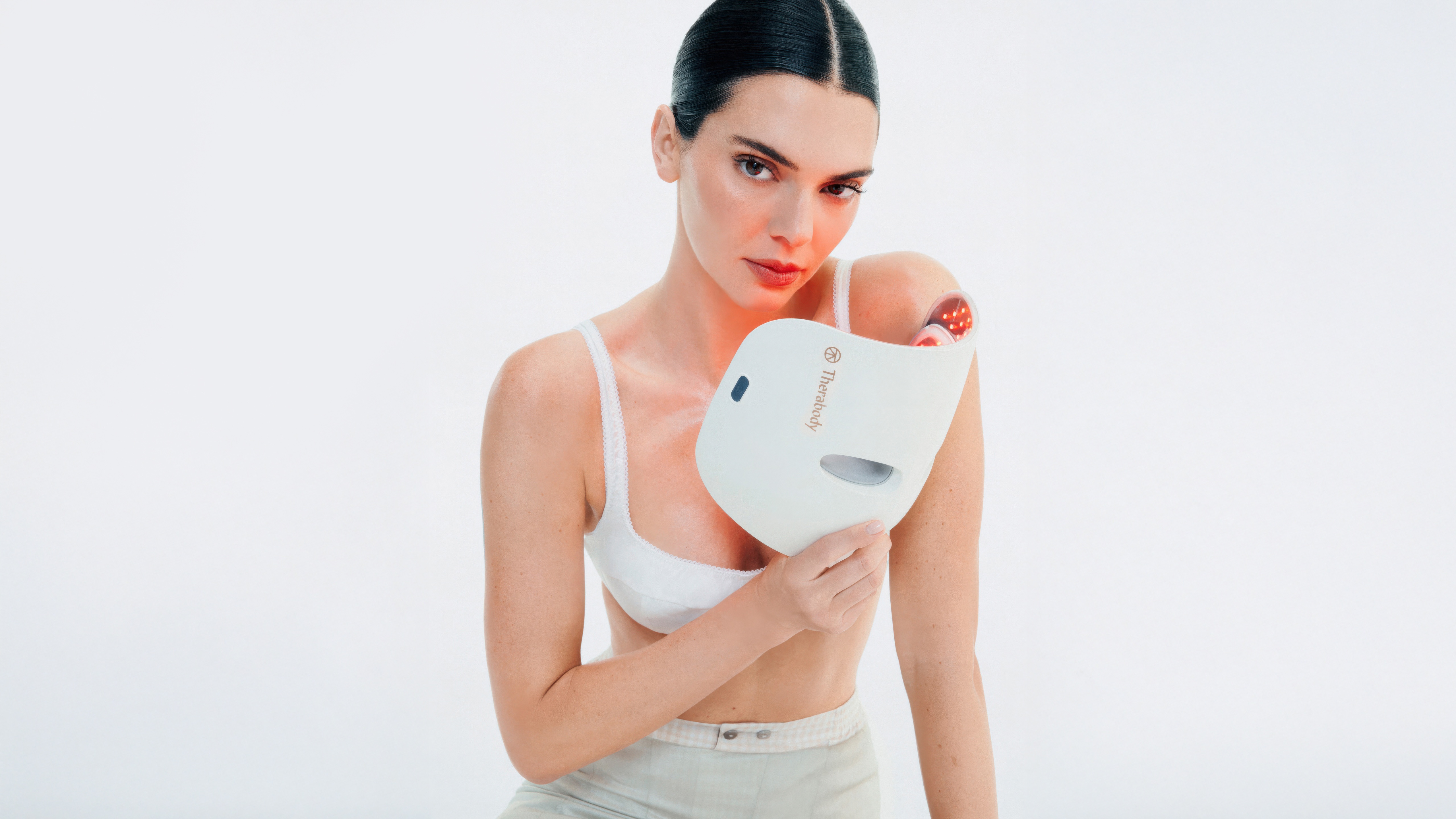 Kendall Jenner holds Therabody mask HD Wallpaper