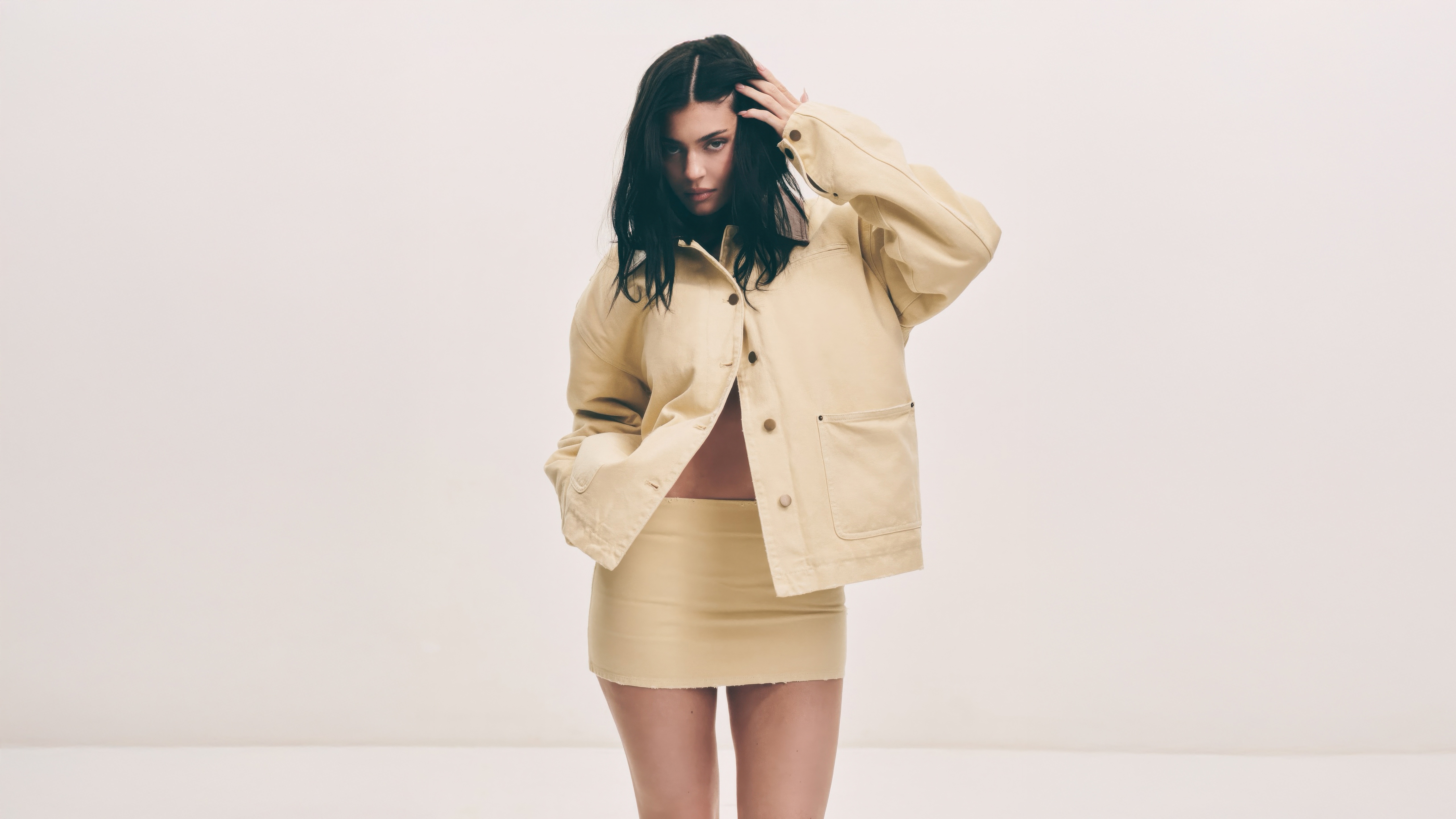 Kylie Jenner in Khy Canvas Collection HD Wallpaper