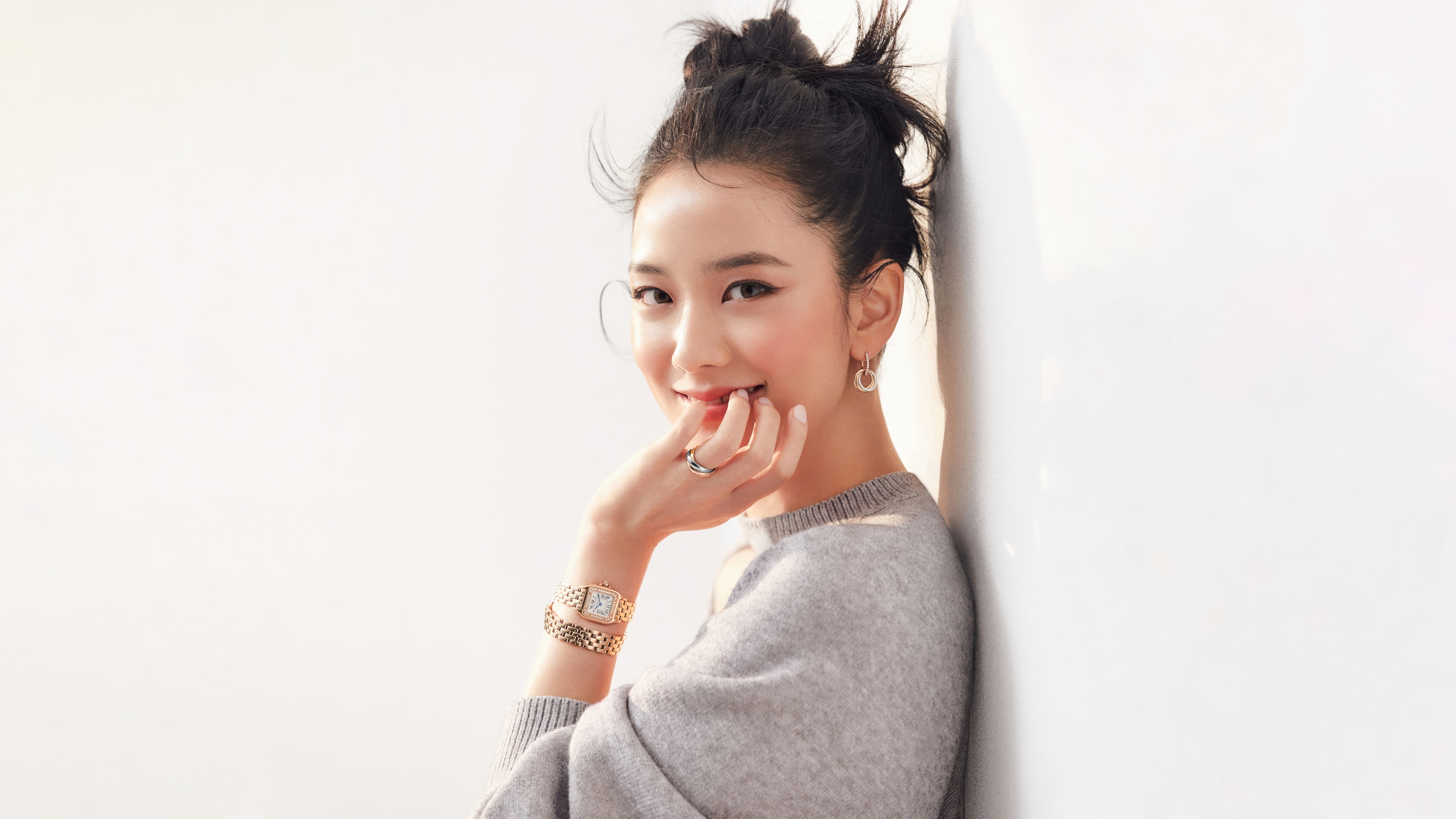 Jisoo from BLACKPINK wearing a grey sweater HD Wallpaper
