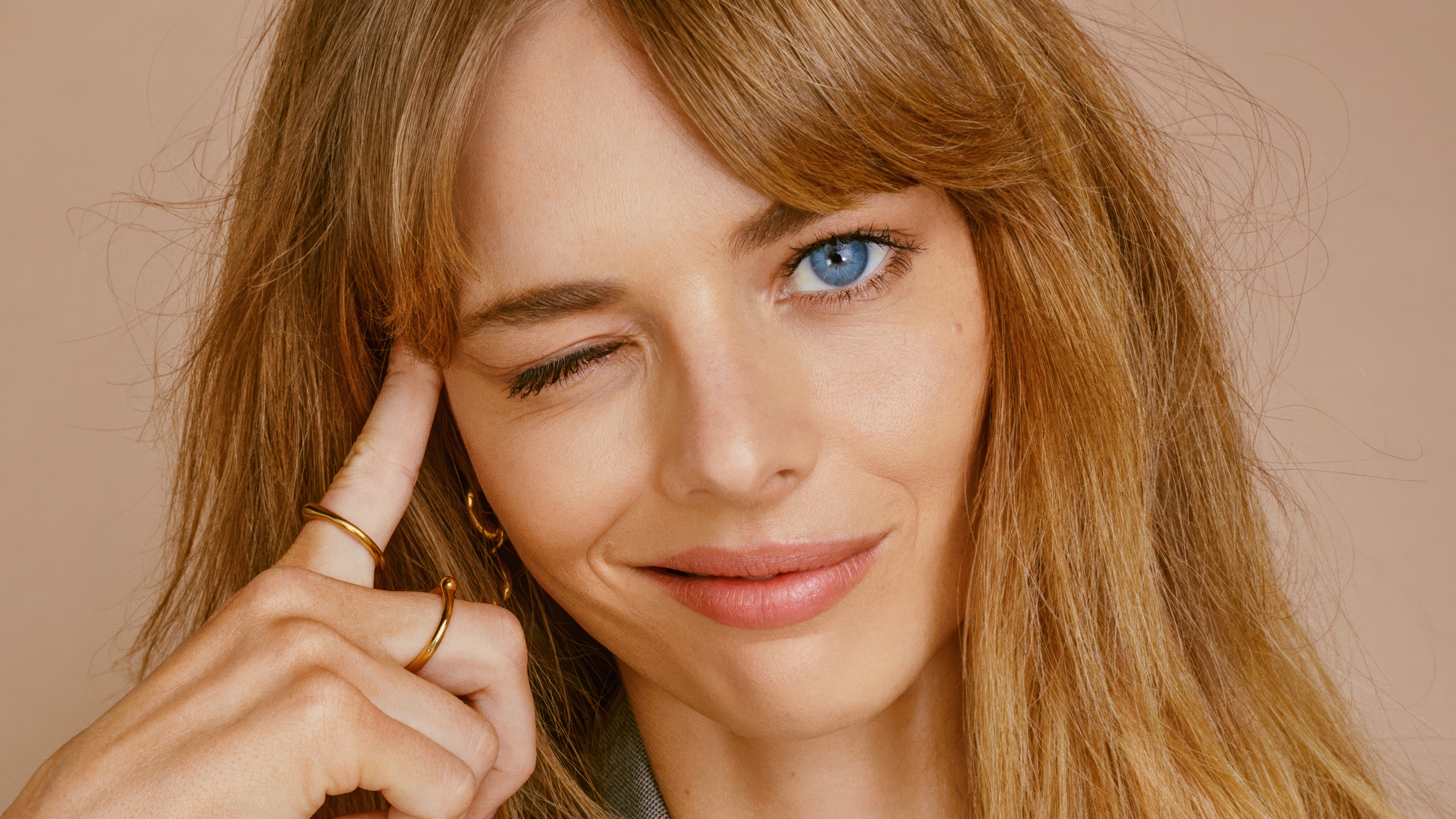 Samara Weaving winks and touches her temple HD Wallpaper