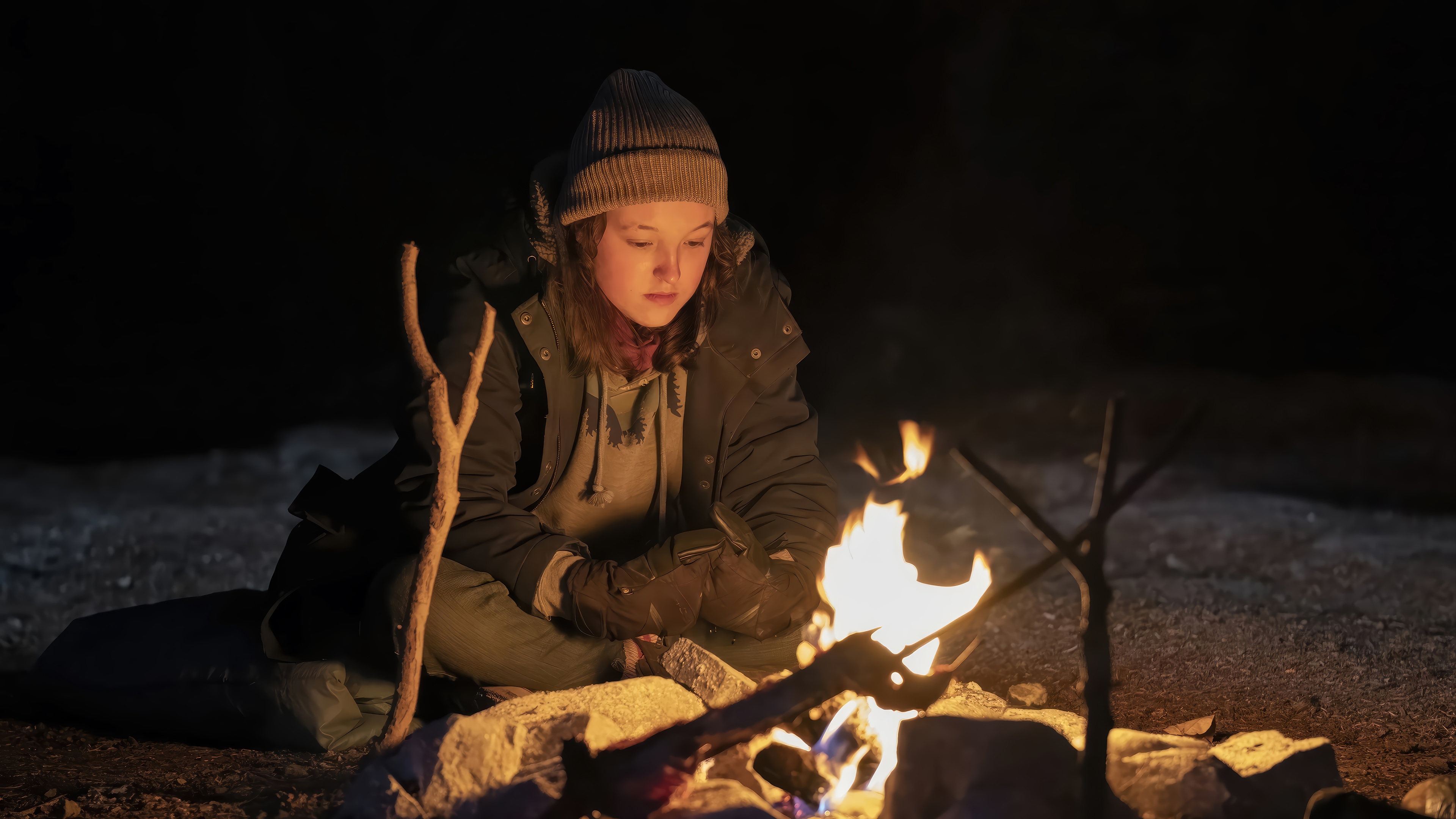 Ellie from The Last of Us sits by a campfire HD Wallpaper