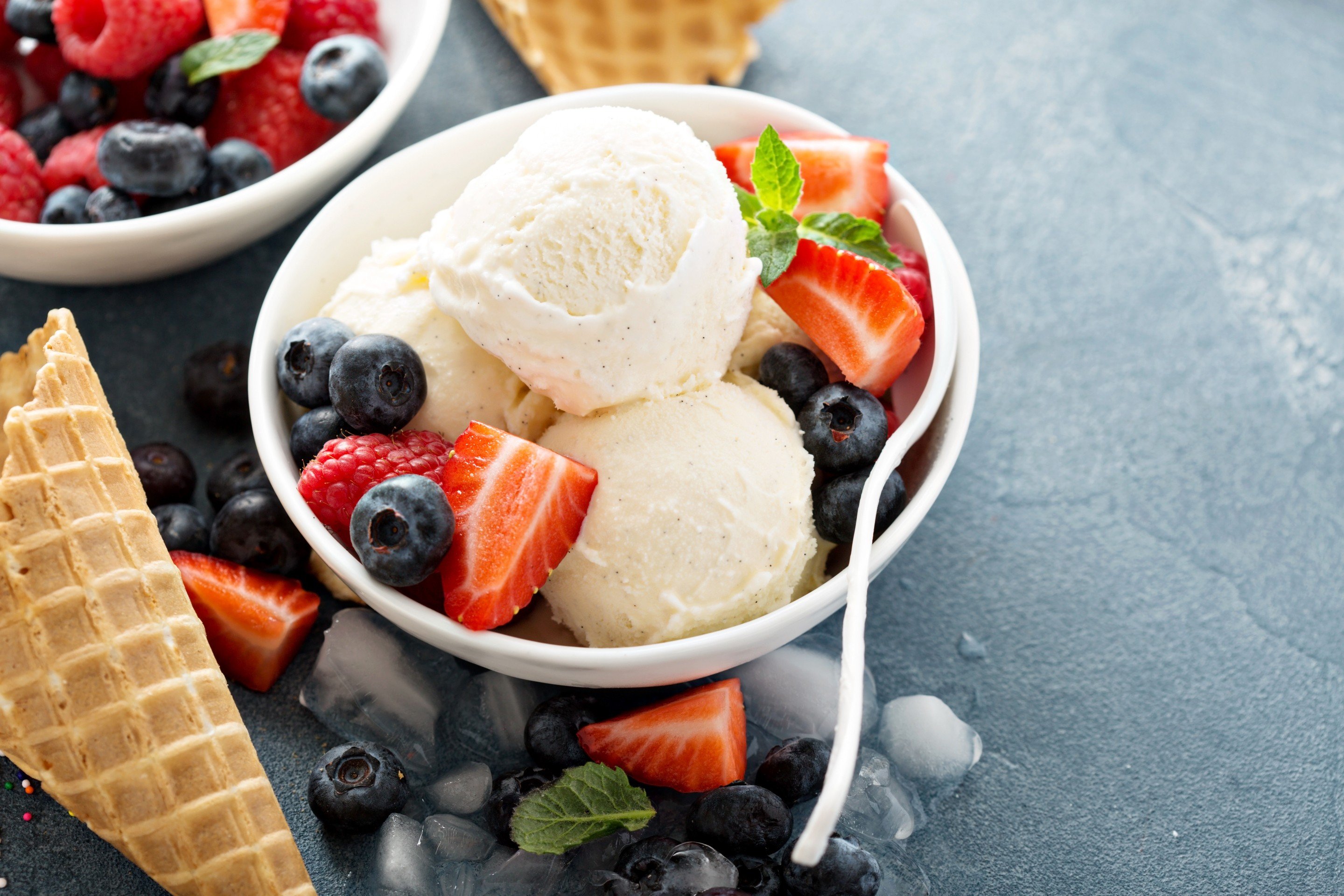Vanilla ice cream with berries and waffle cone HD Wallpaper