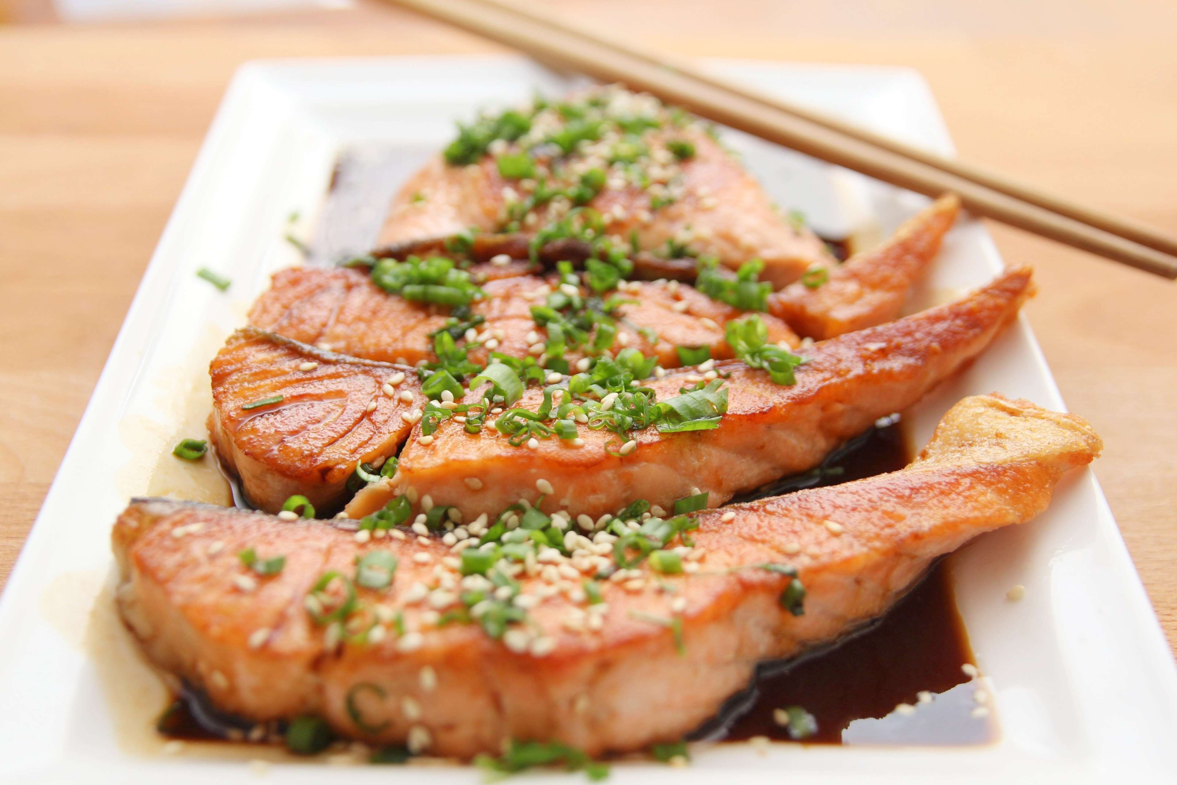 Salmon steaks with sesame seeds and scallions HD Wallpaper