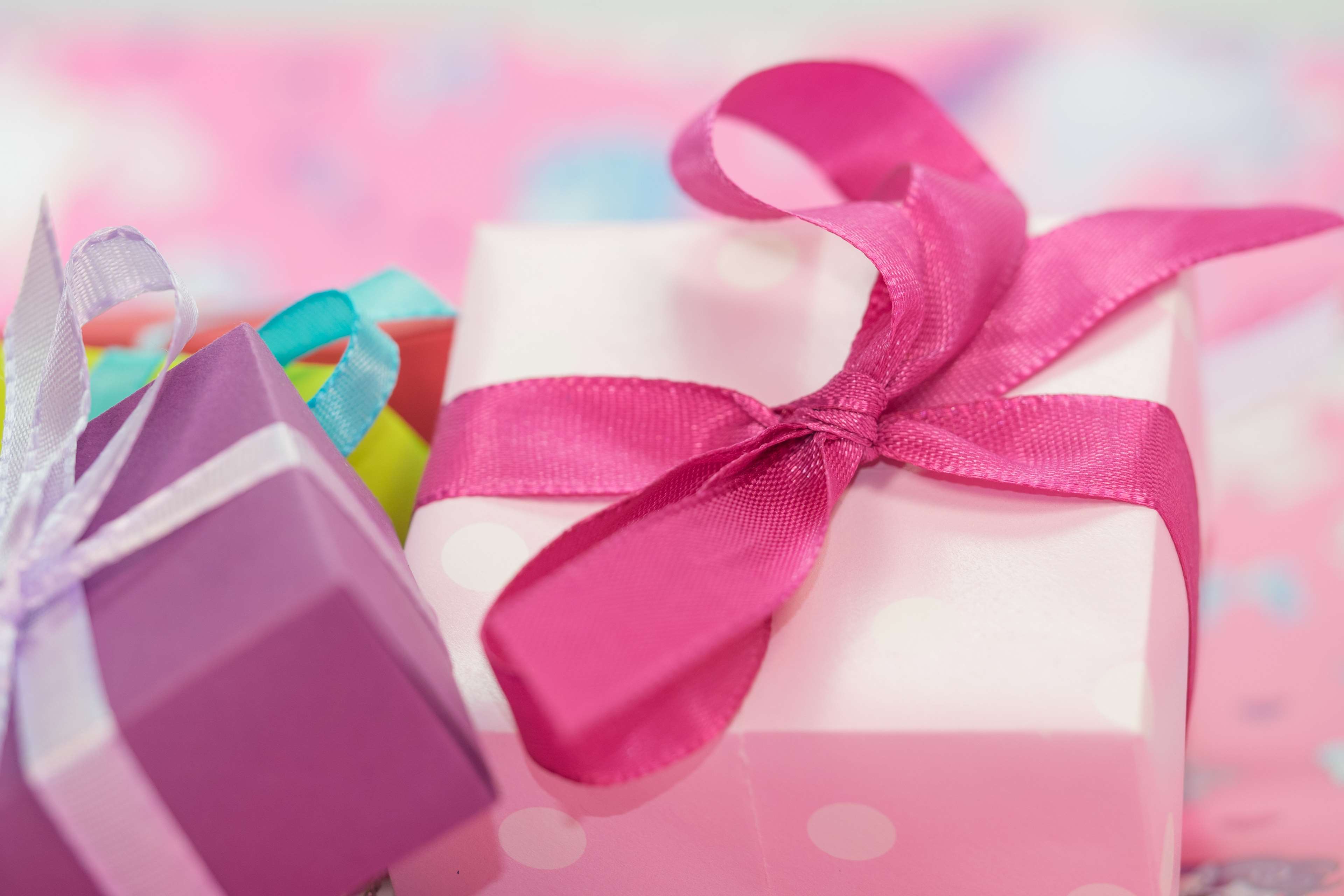Close up of pink and purple gift boxes with ribbons HD Wallpaper