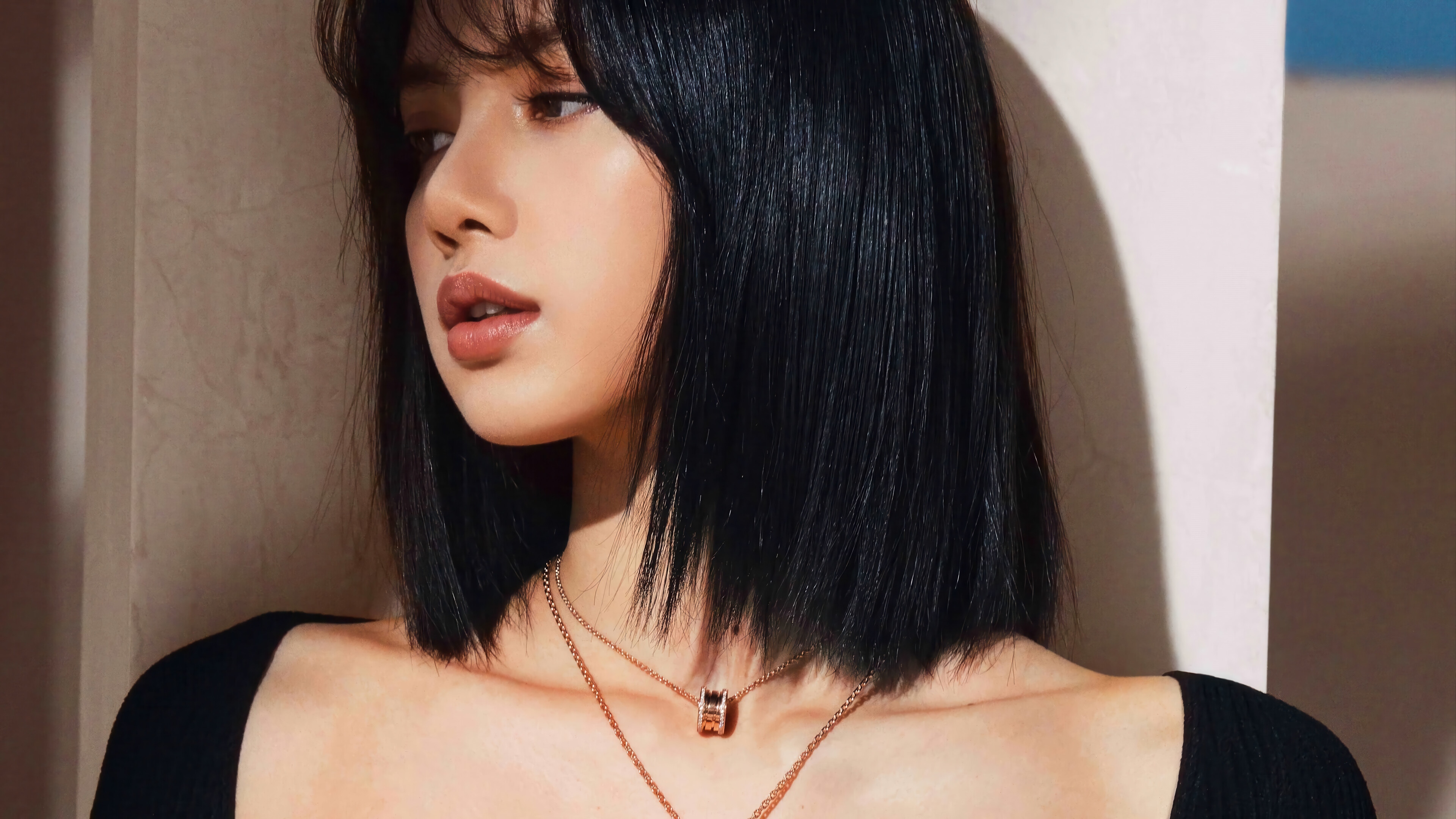 Lisa from BLACKPINK wearing a necklace HD Wallpaper