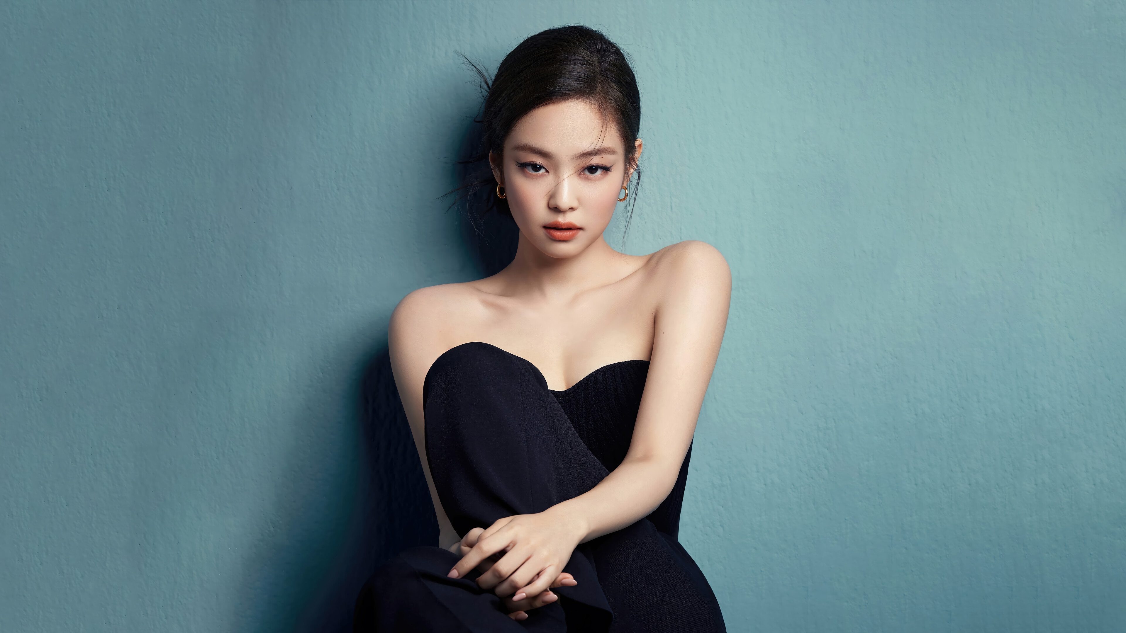 Jennie from BLACKPINK posing against a blue background HD Wallpaper