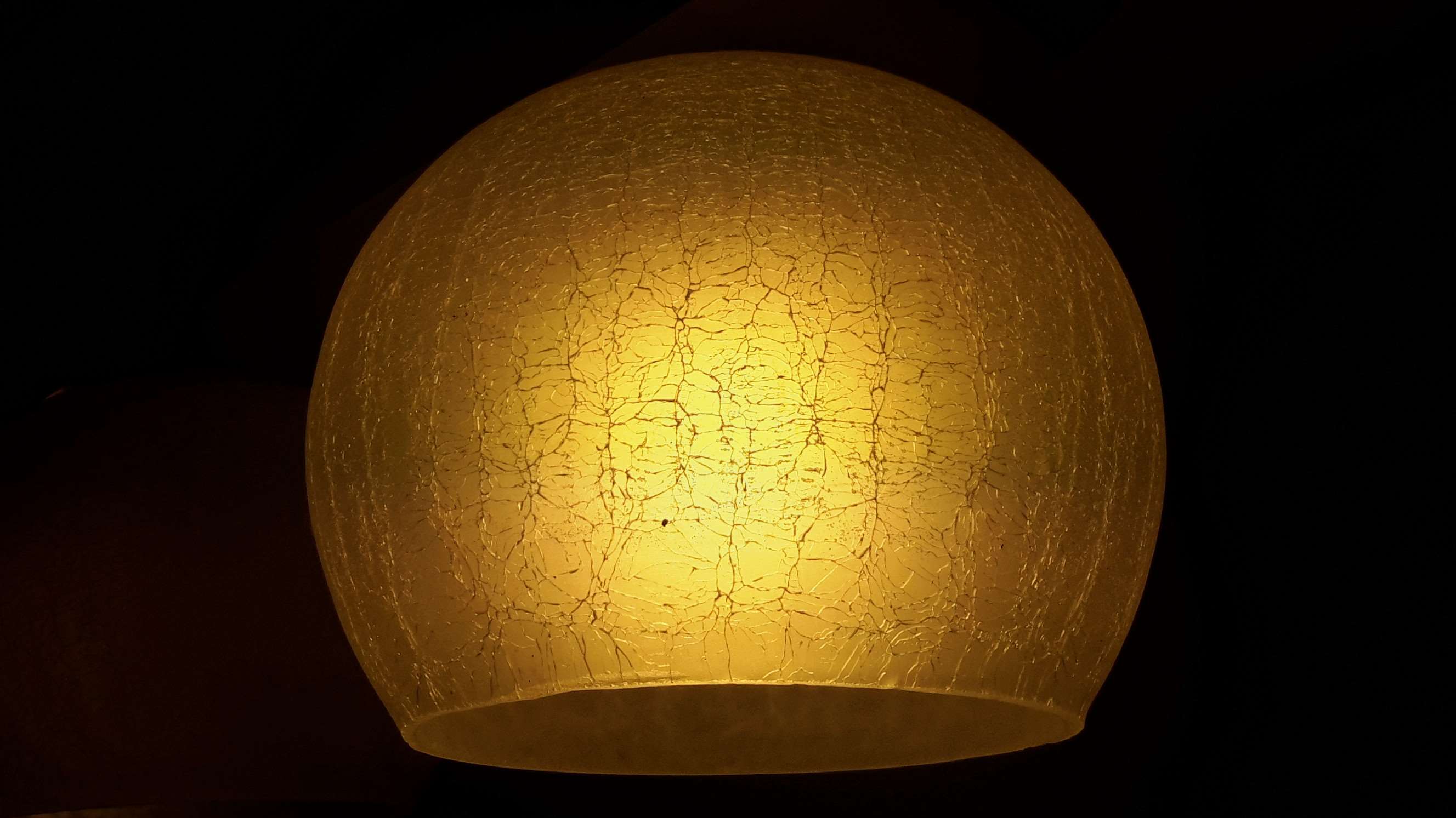 Yellow cracked glass globe lamp HD Wallpaper