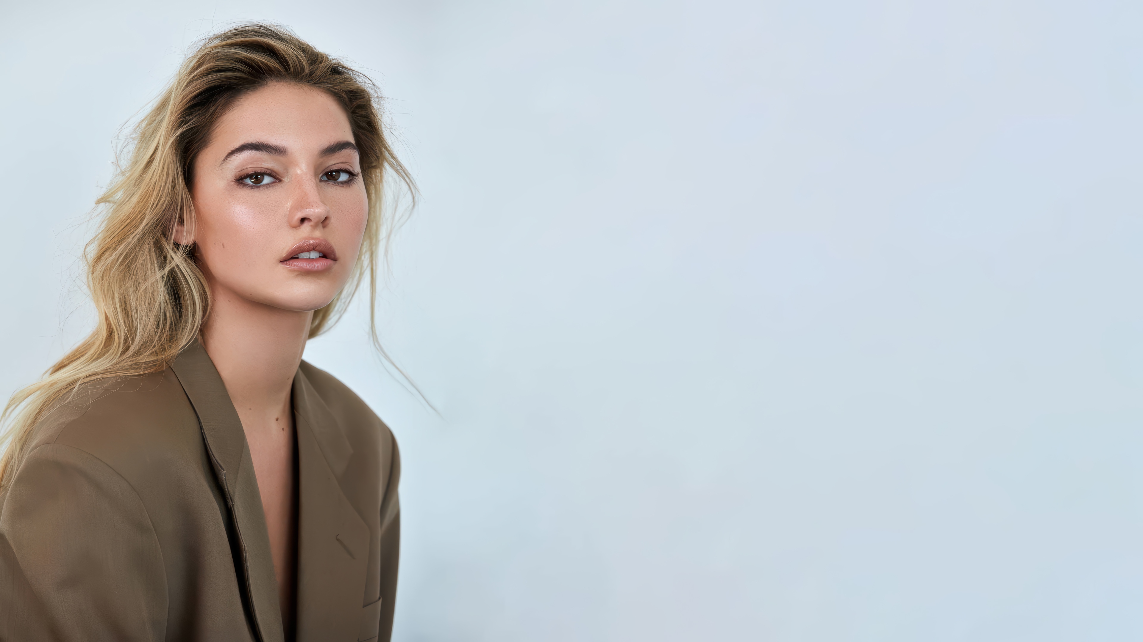 Madelyn Cline in a Brown Blazer HD Wallpaper