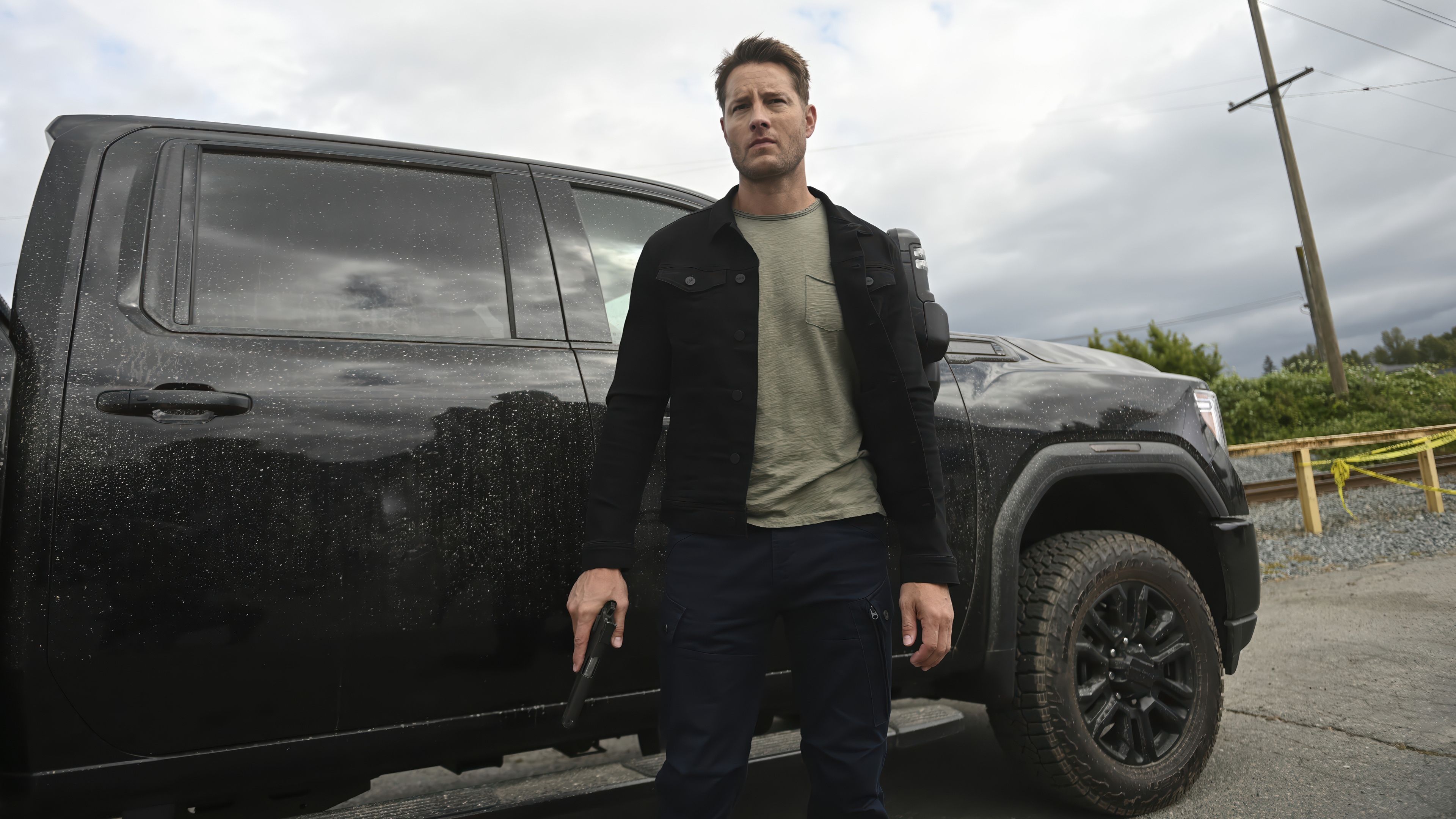 Justin Hartley in Tracker 4K HD Wallpaper