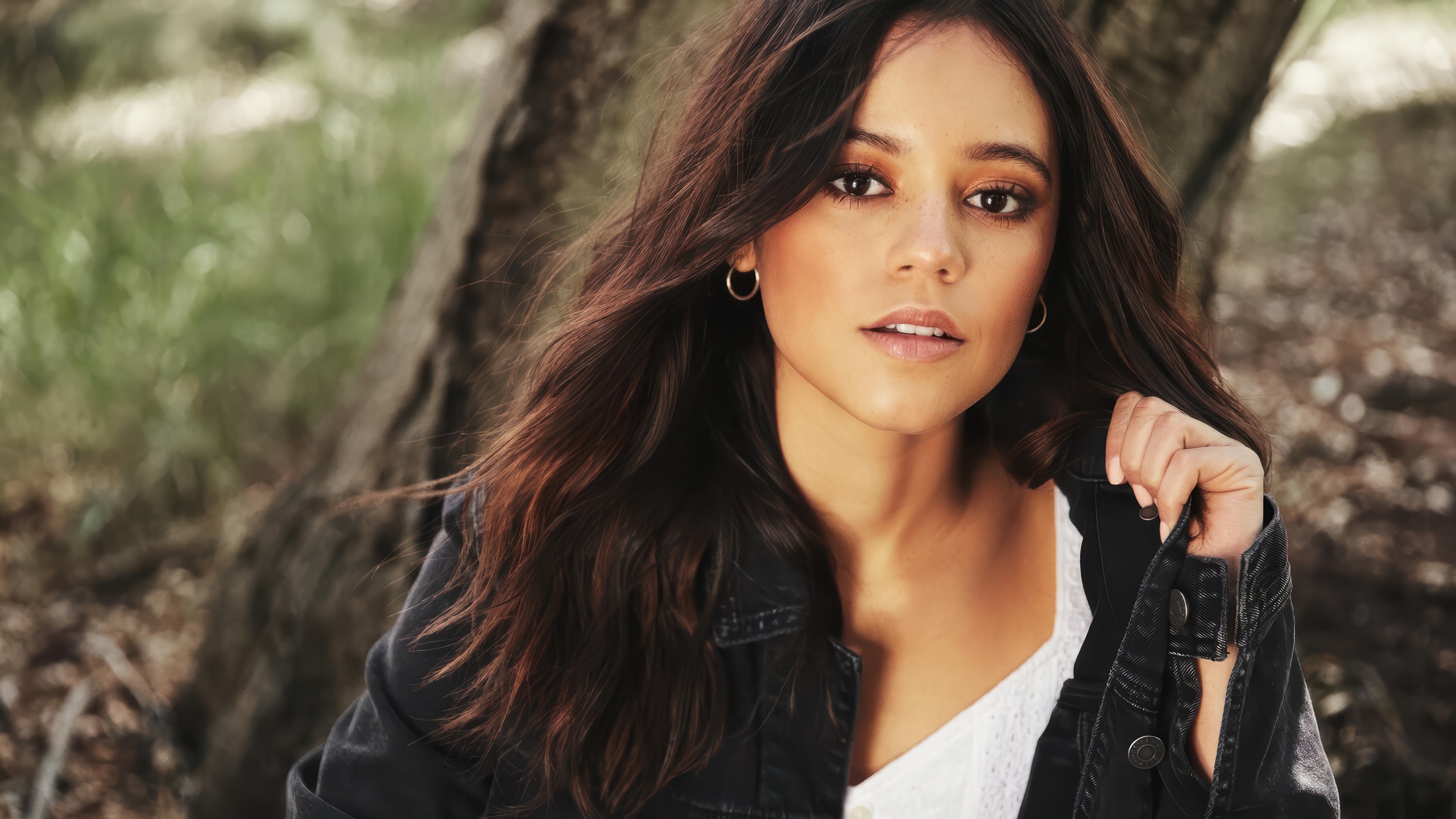 Jenna Ortega in a black jacket outdoors HD Wallpaper
