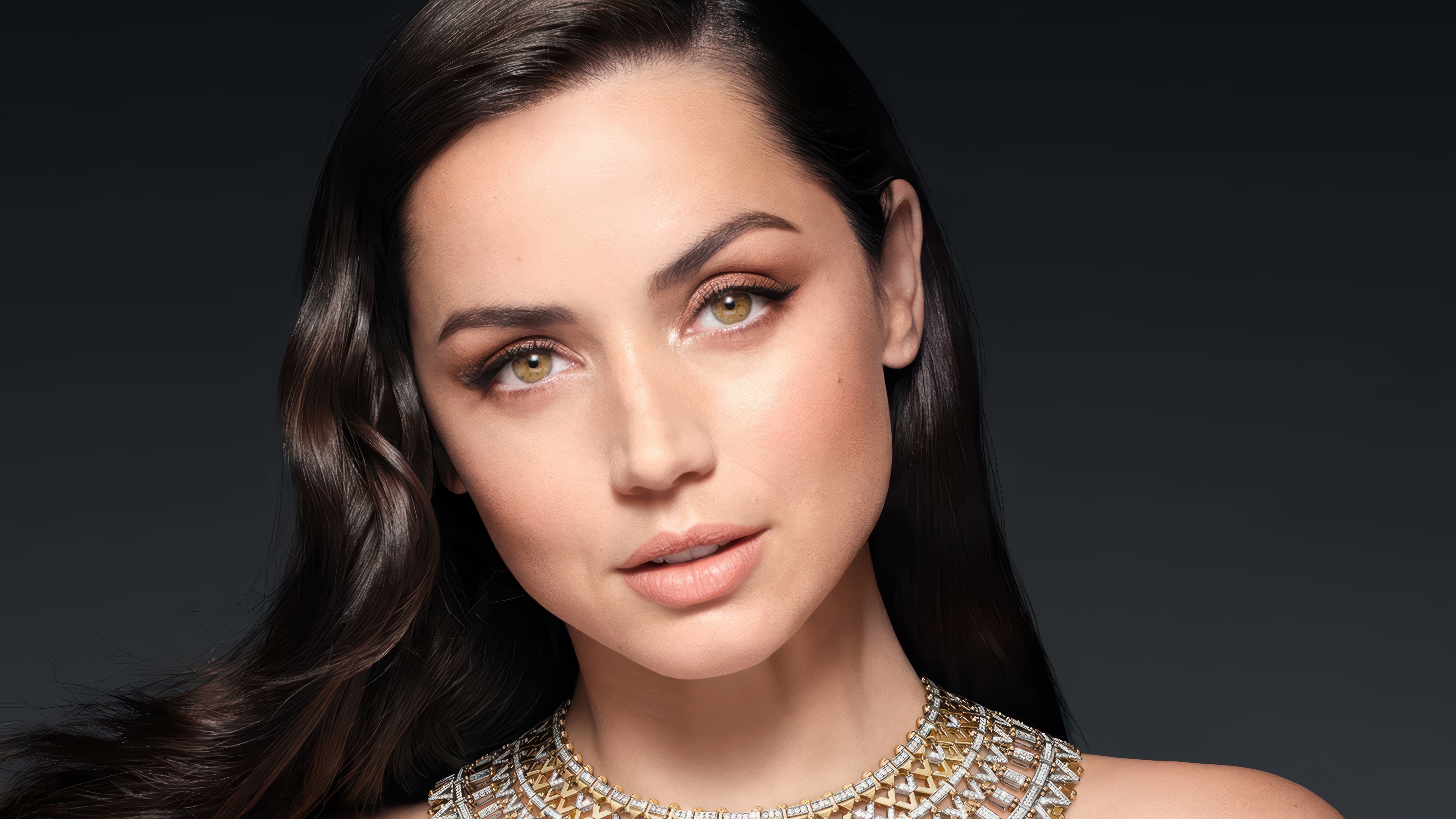 Ana de Armas wearing a diamond necklace HD Wallpaper