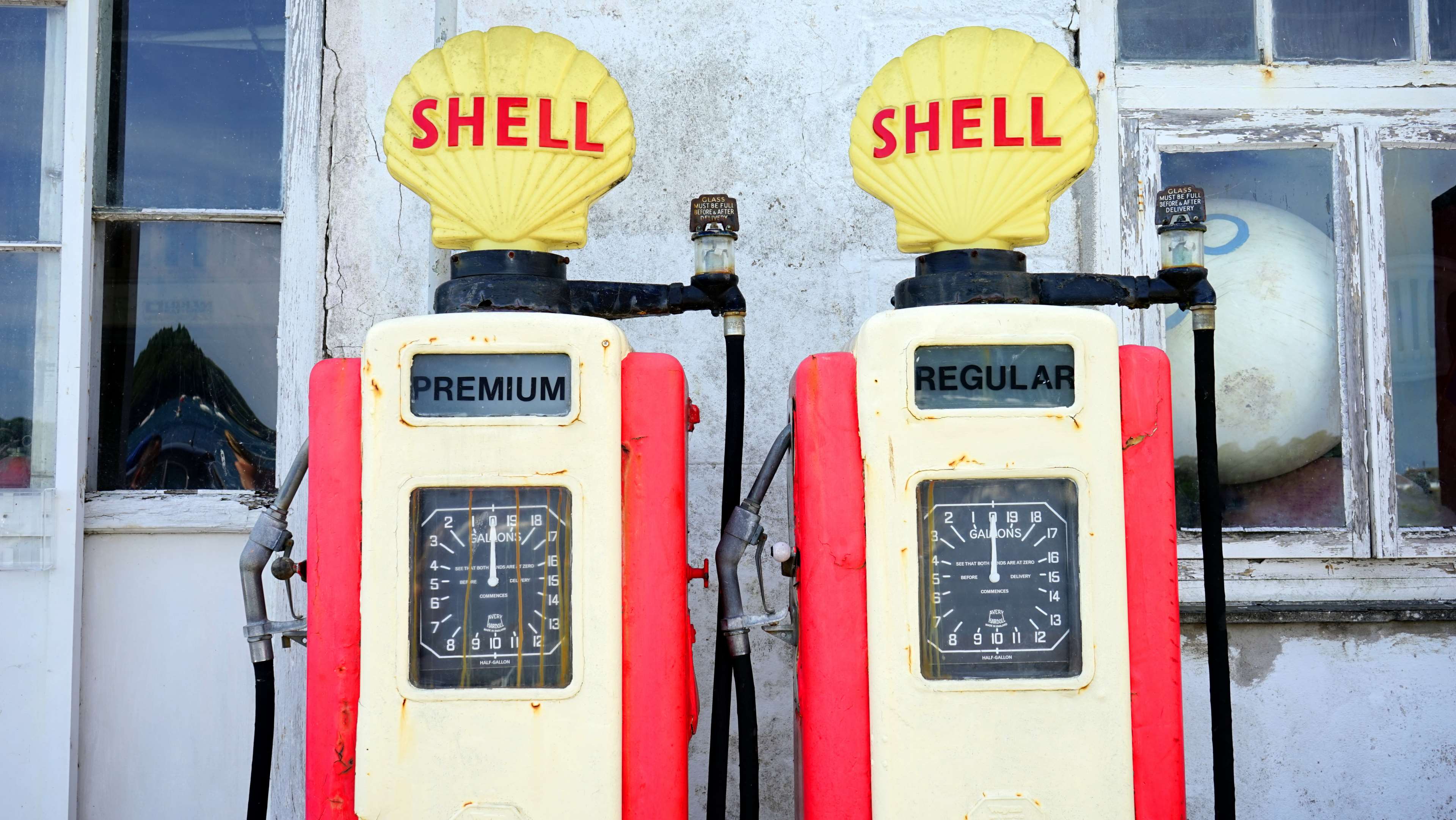 Shell retro petrol pumps with Shell branding HD Wallpaper