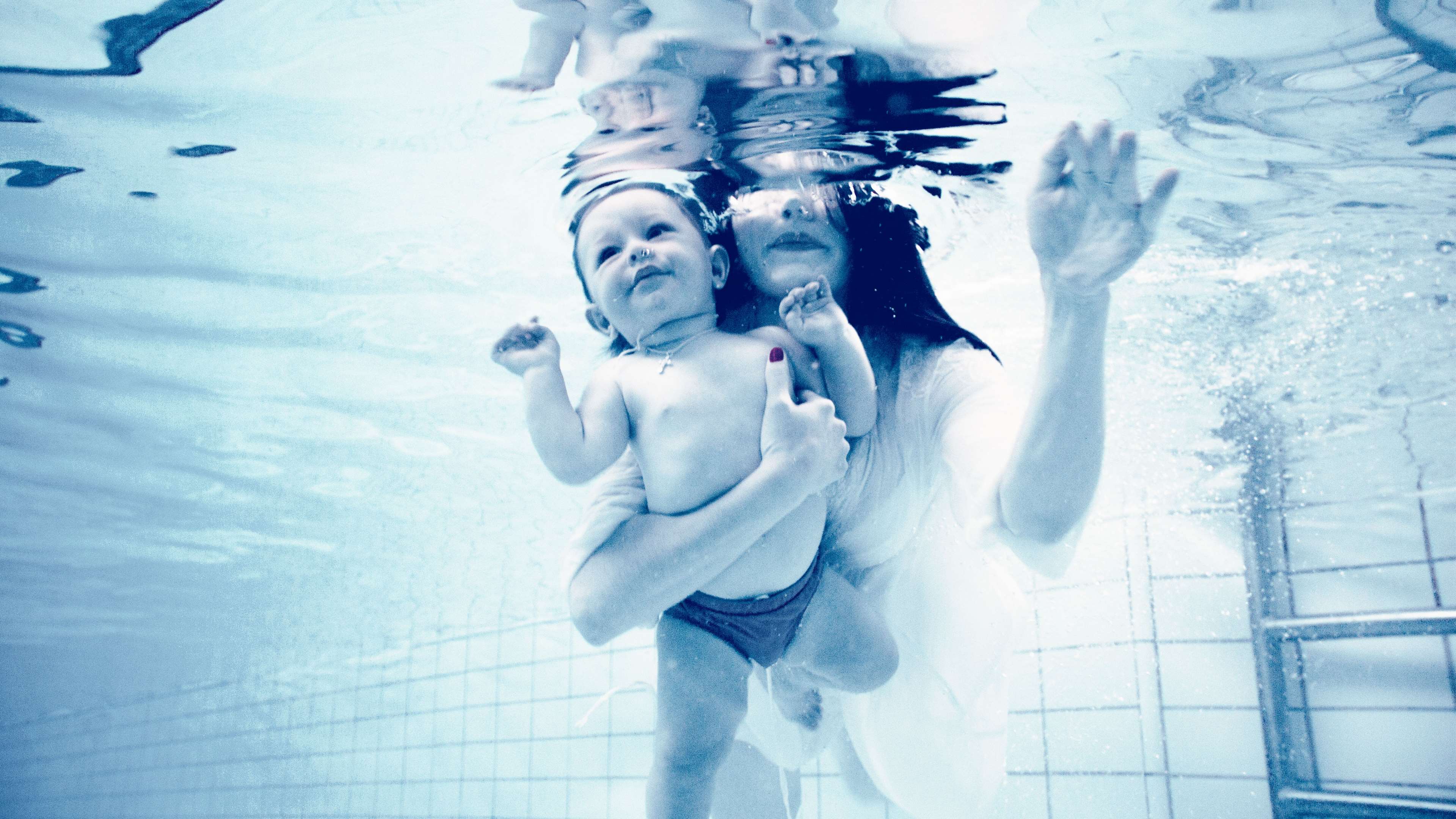 Woman and baby underwater in swimming pool HD Wallpaper