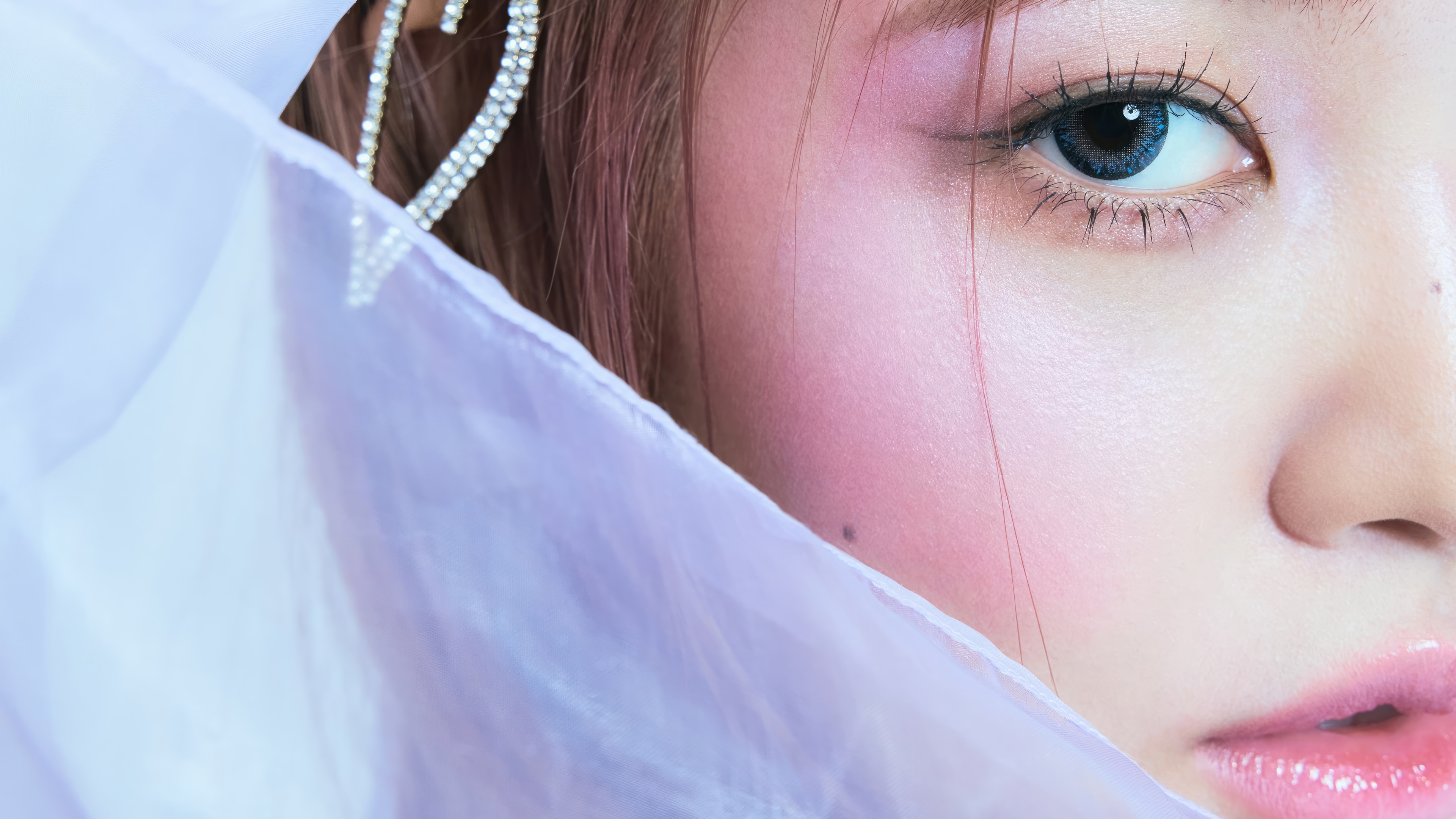K-pop singer Yeri from Red Velvet with heart earrings HD Wallpaper