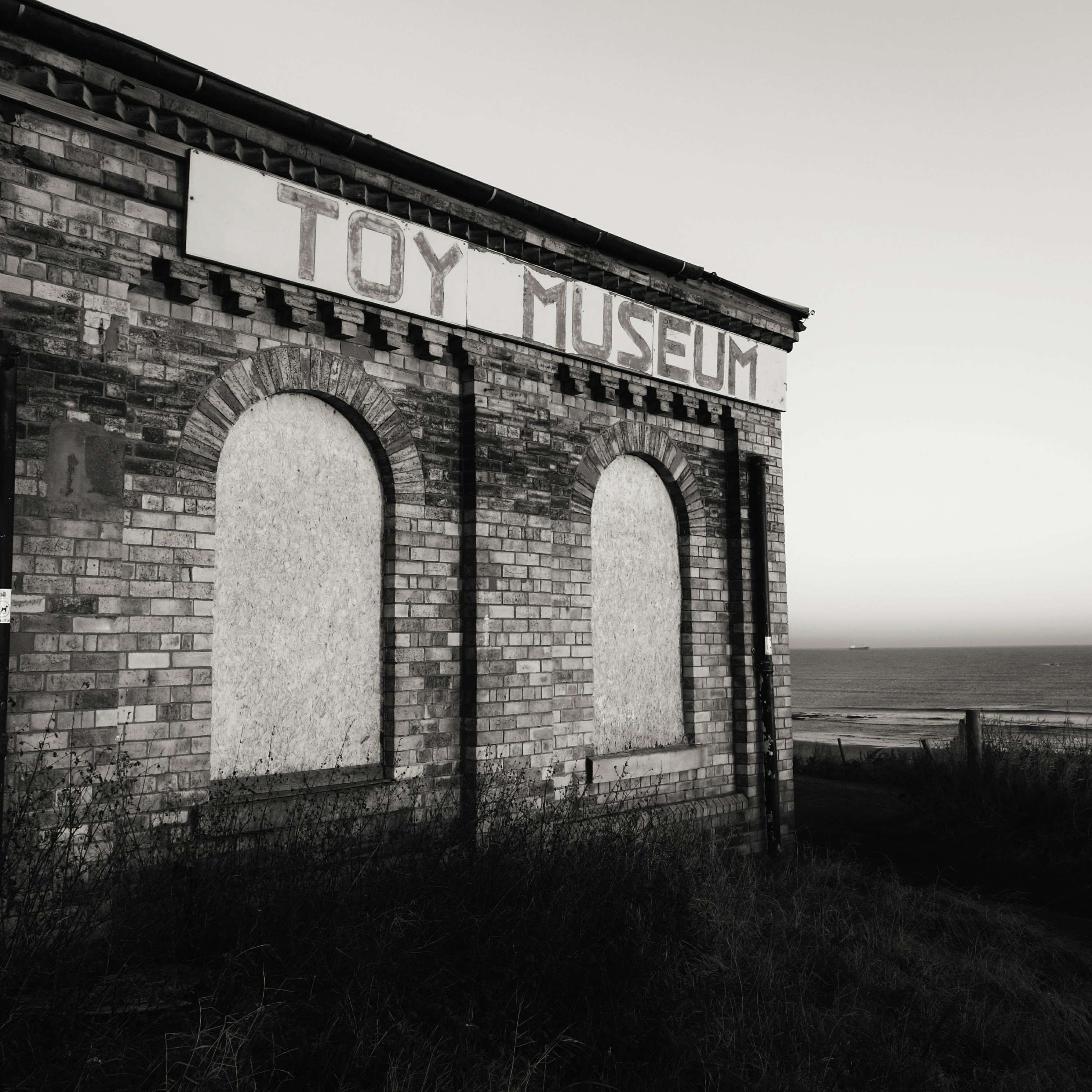 Abandoned Toy Museum building by the sea HD Wallpaper