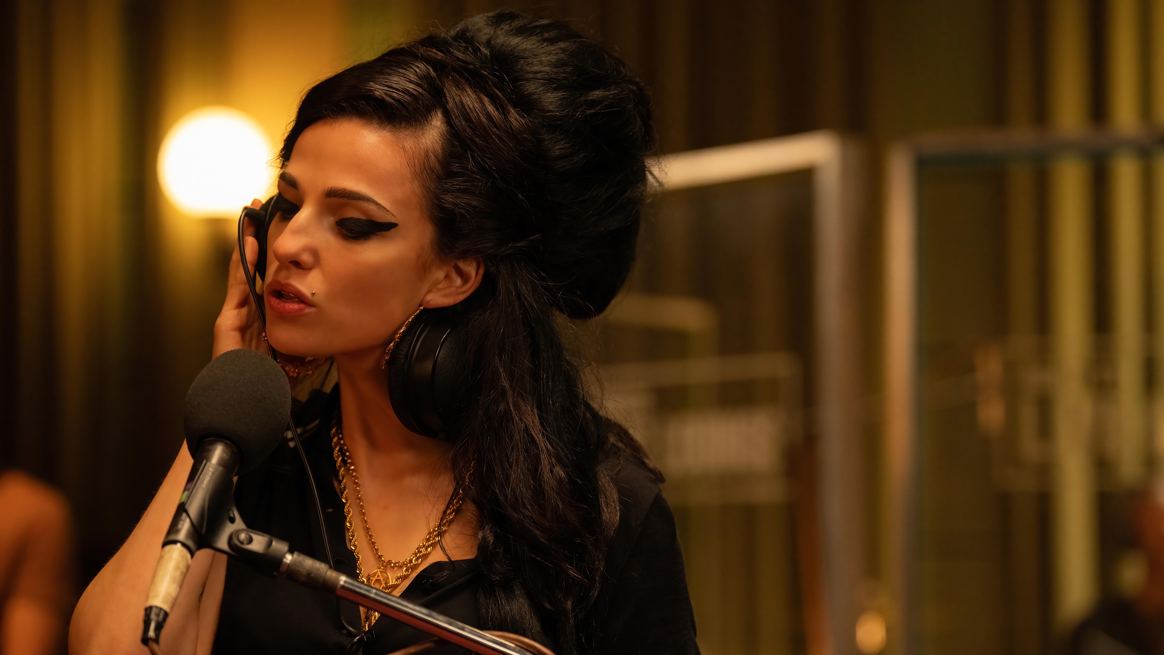 Amy Winehouse in Back to Black 4K HD Wallpaper