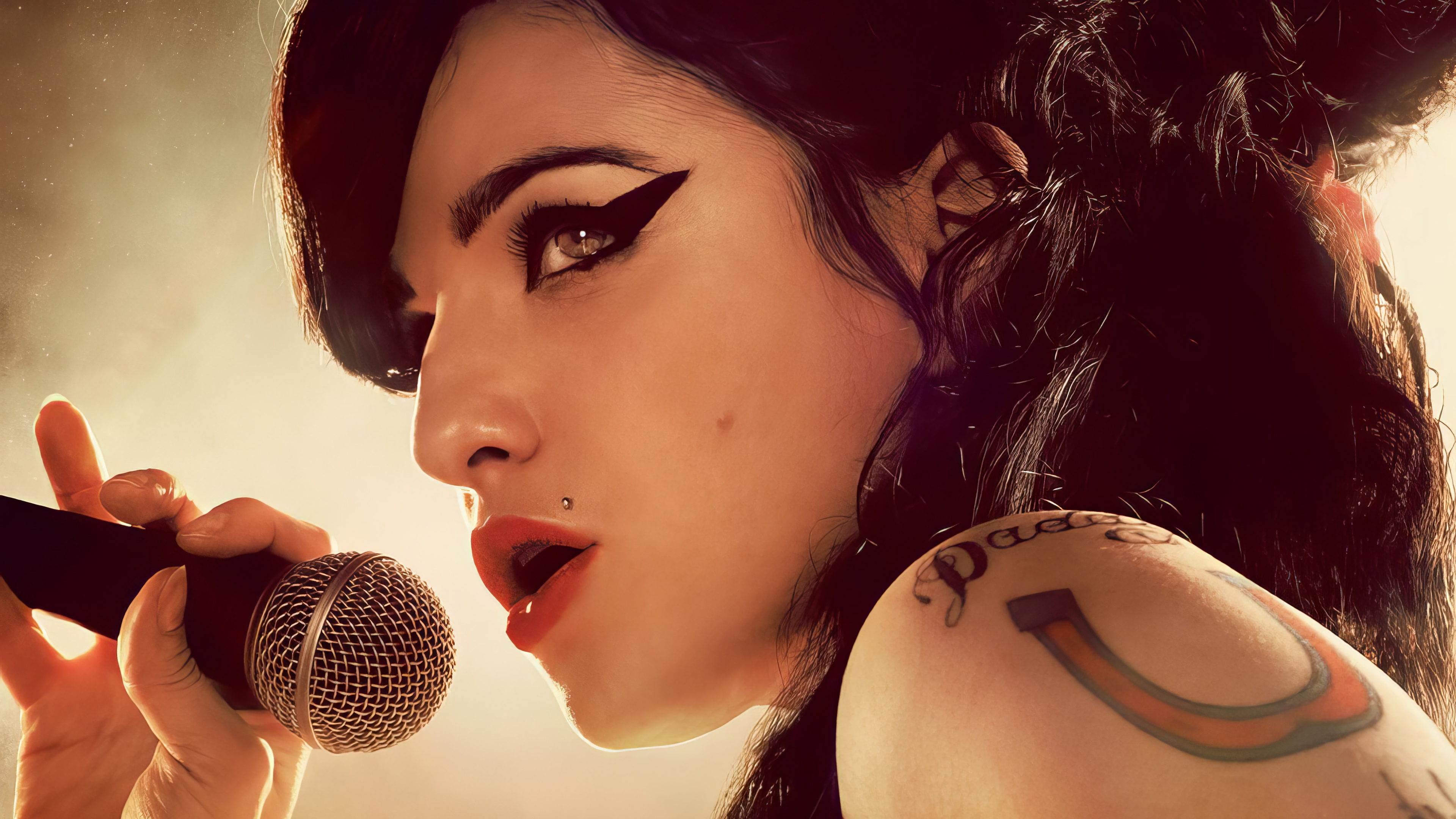Amy Winehouse singing into a microphone HD Wallpaper