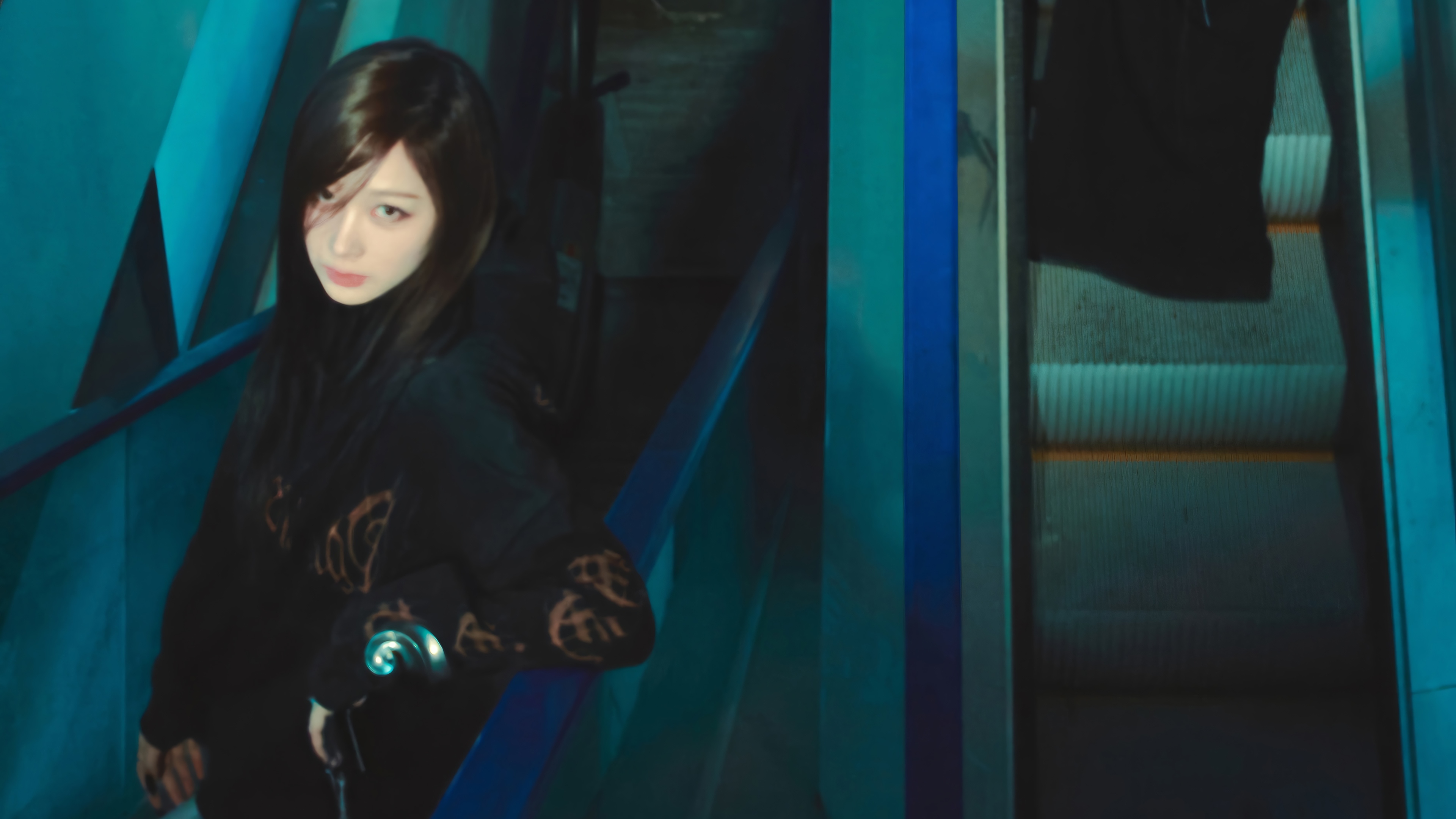 Giselle from Aespa on an escalator HD Wallpaper