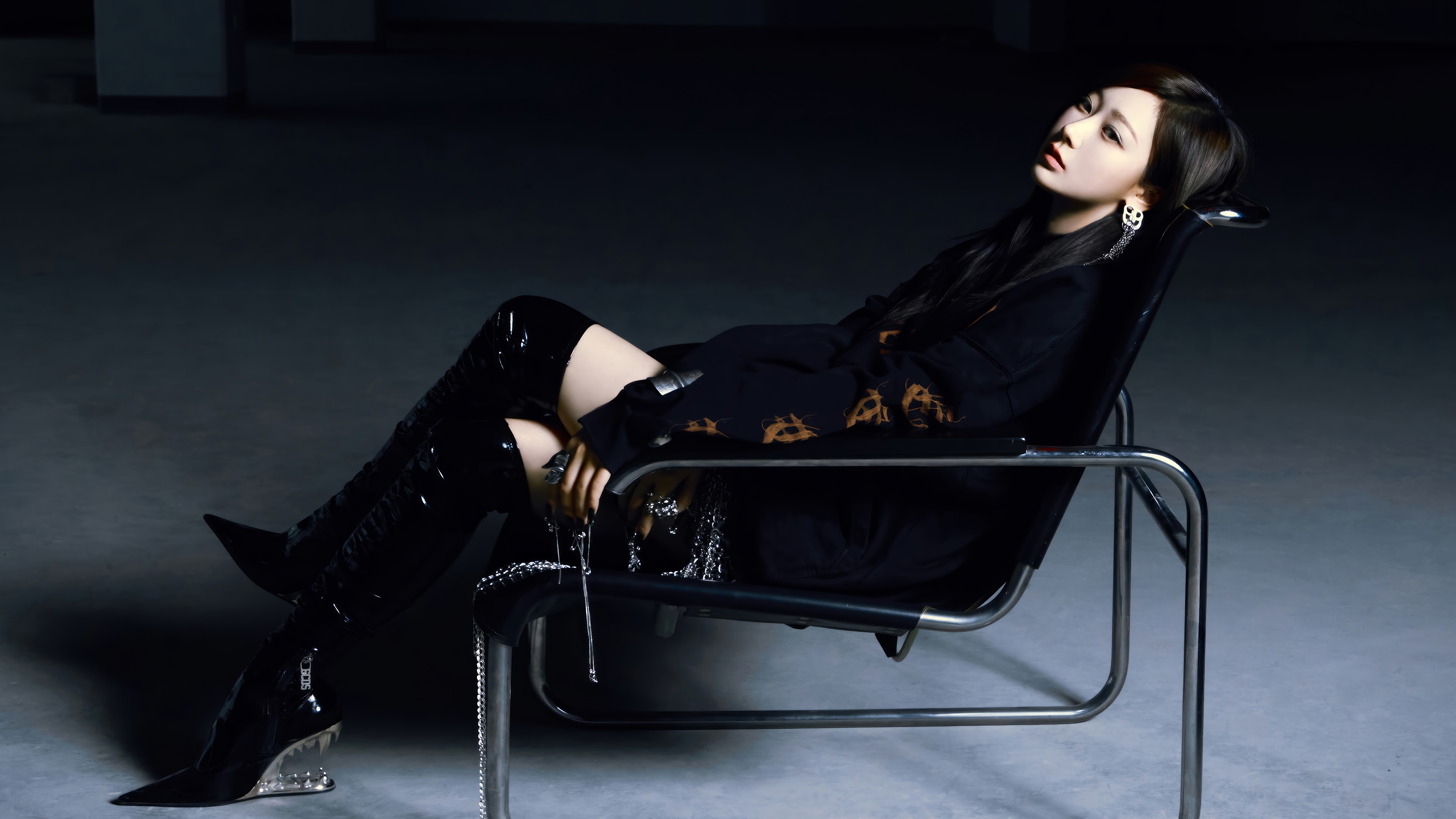 Giselle from Aespa in a chair, 4K HD Wallpaper