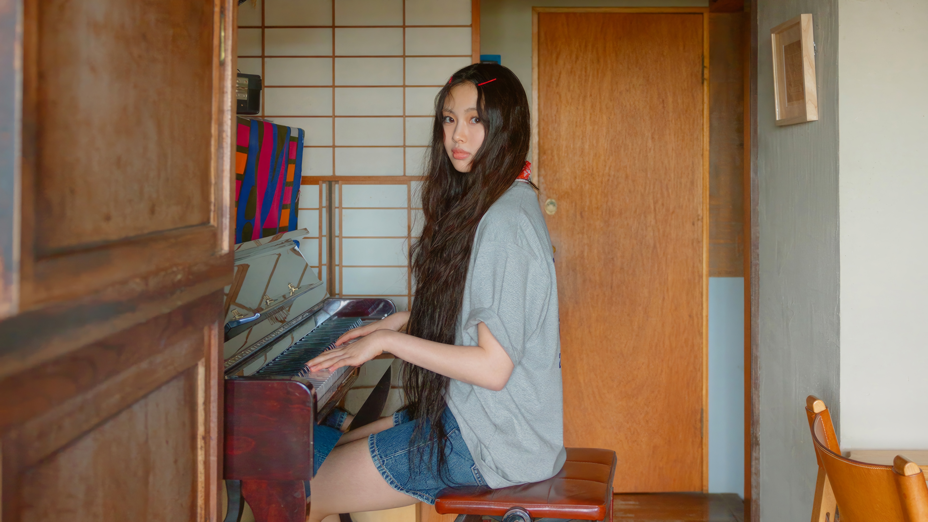 NewJeans Hyein plays the piano in 4K HD Wallpaper