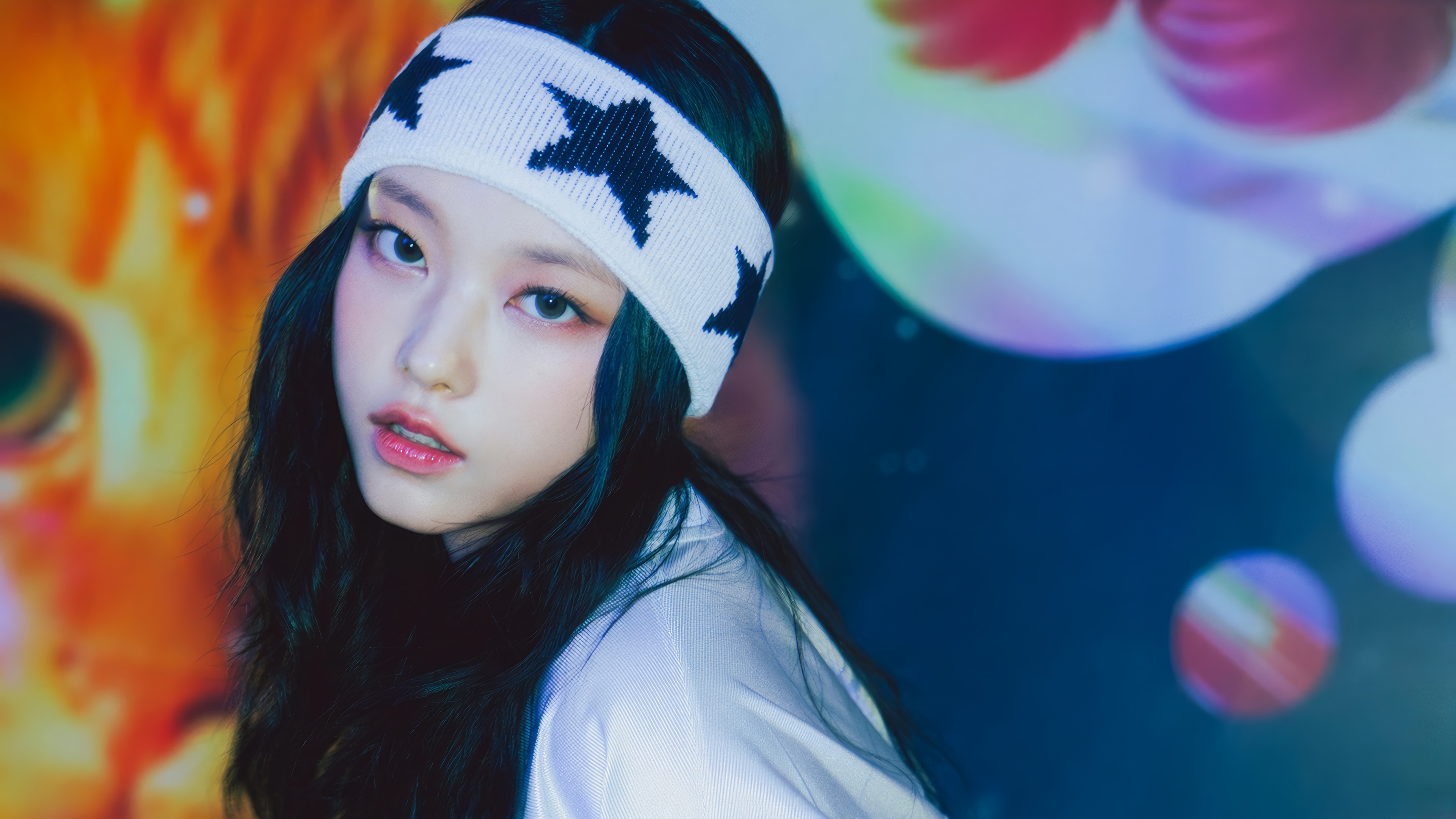 Haerin from NewJeans wearing a headband with stars HD Wallpaper