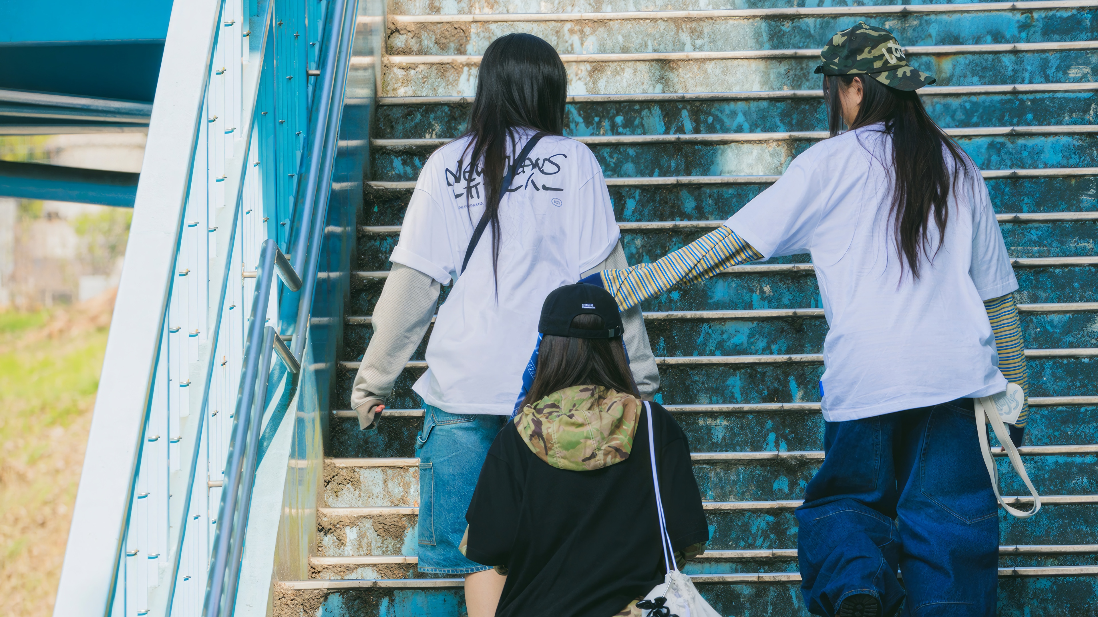 NewJeans members climbing stairs HD Wallpaper