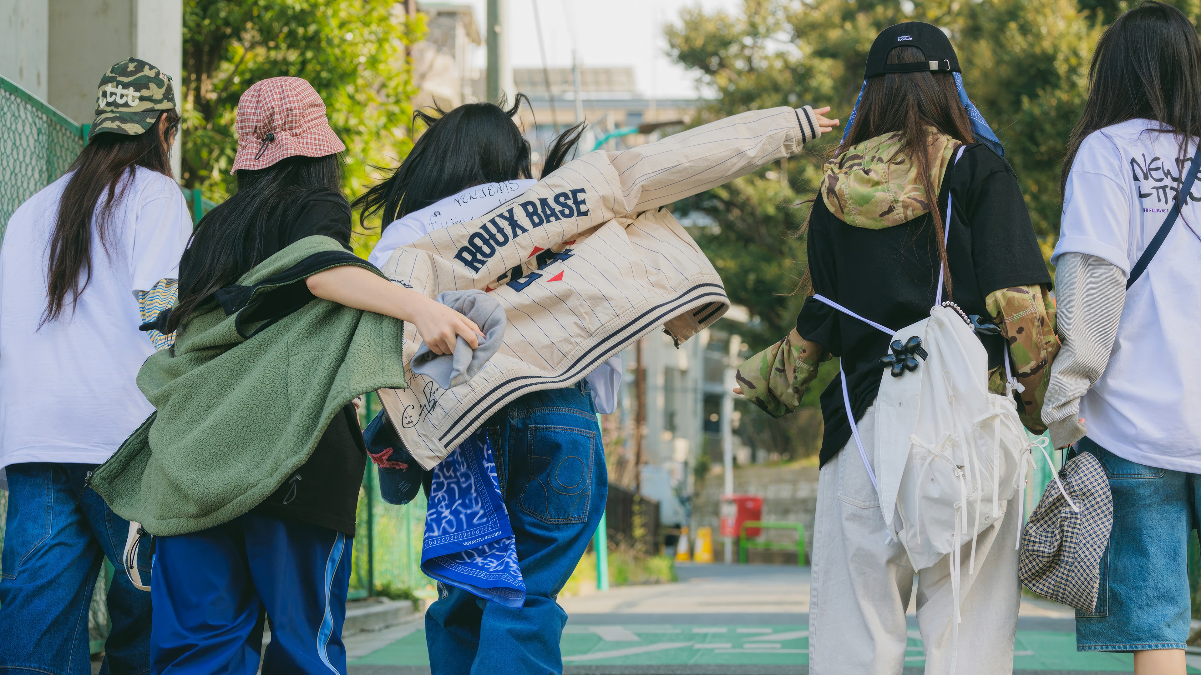 NewJeans girls walking on a street HD Wallpaper