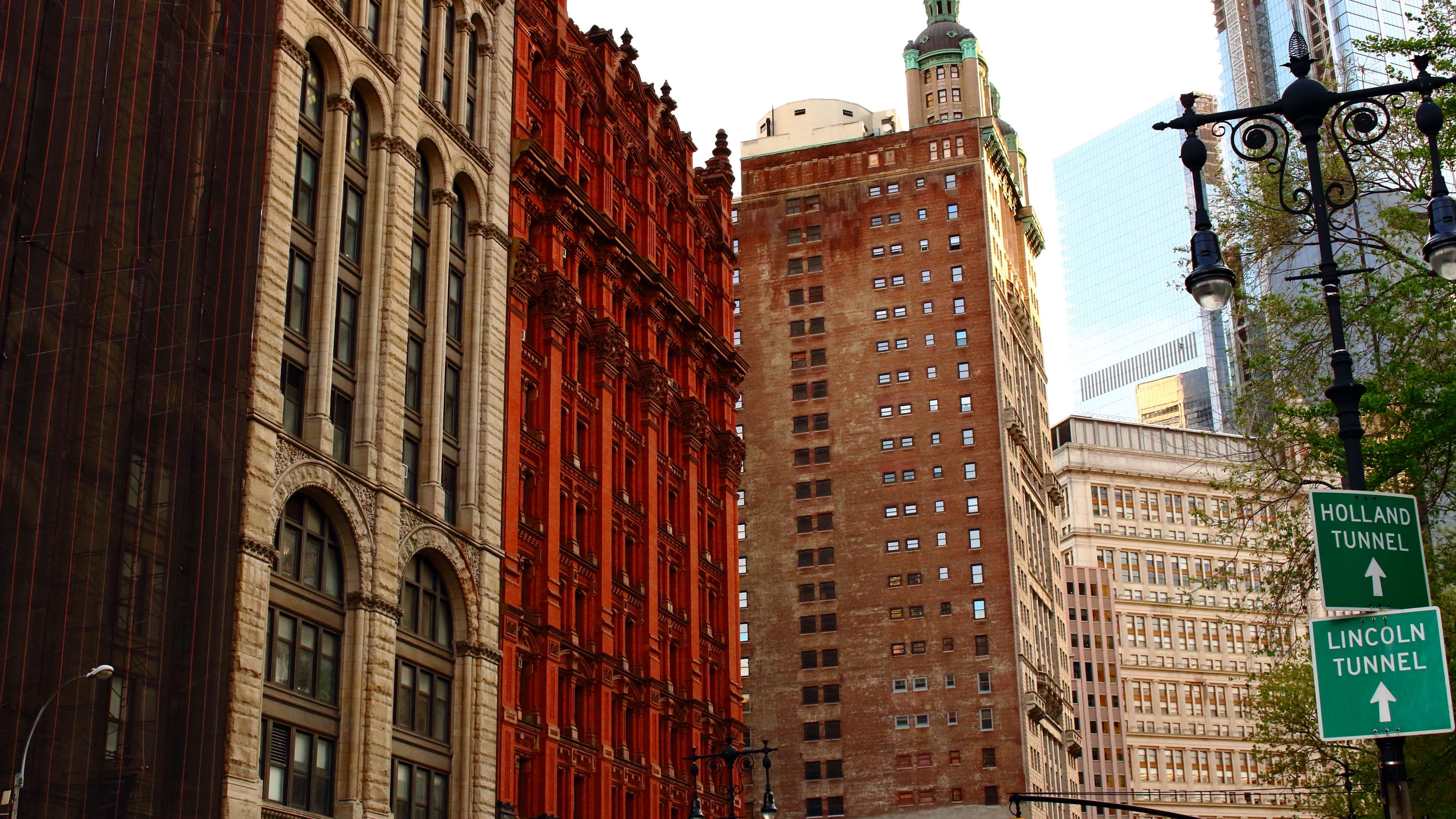 Buildings and street signs in New York City HD Wallpaper