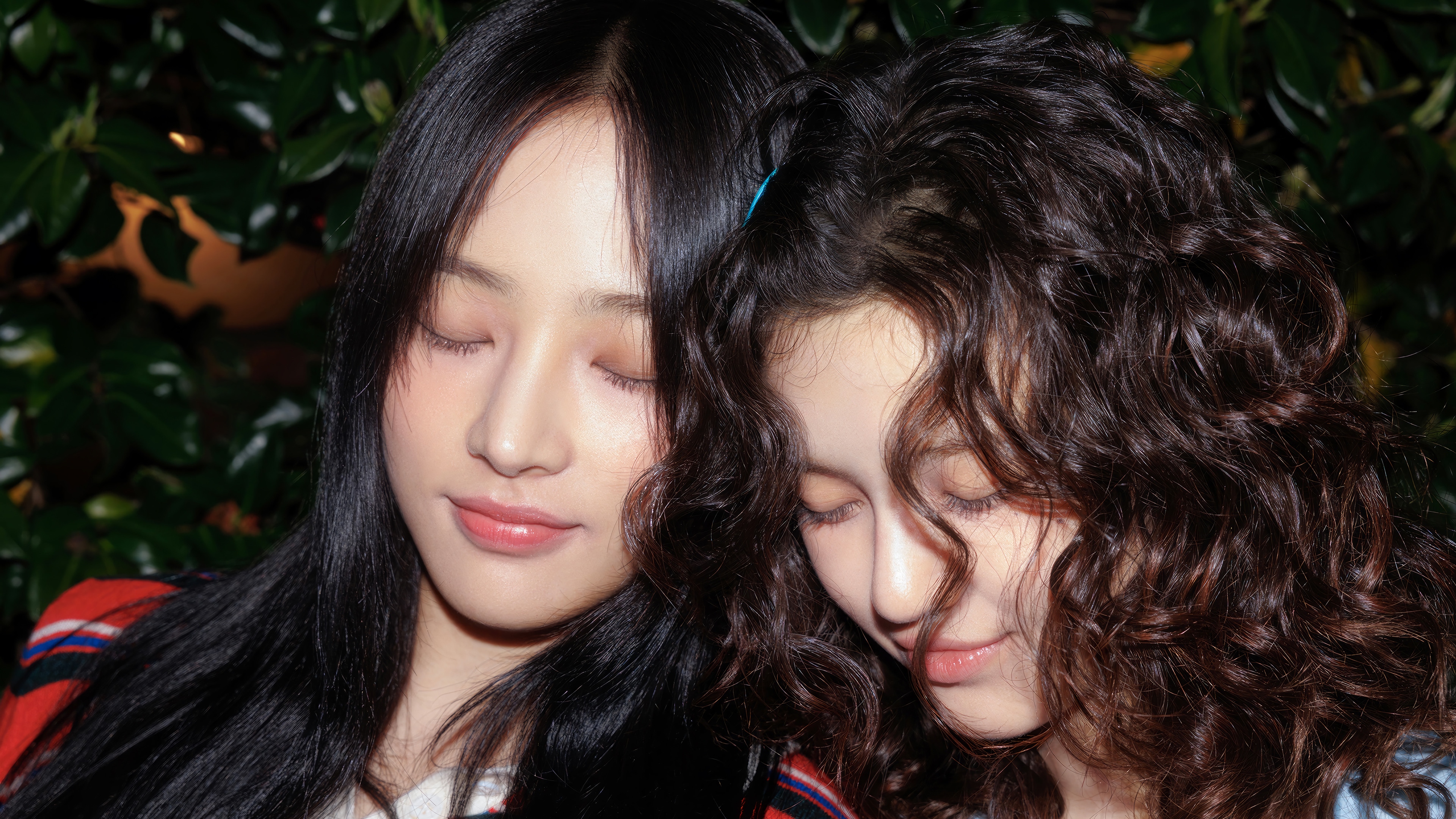 NewJeans Minji and Danielle 4K HD Wallpaper