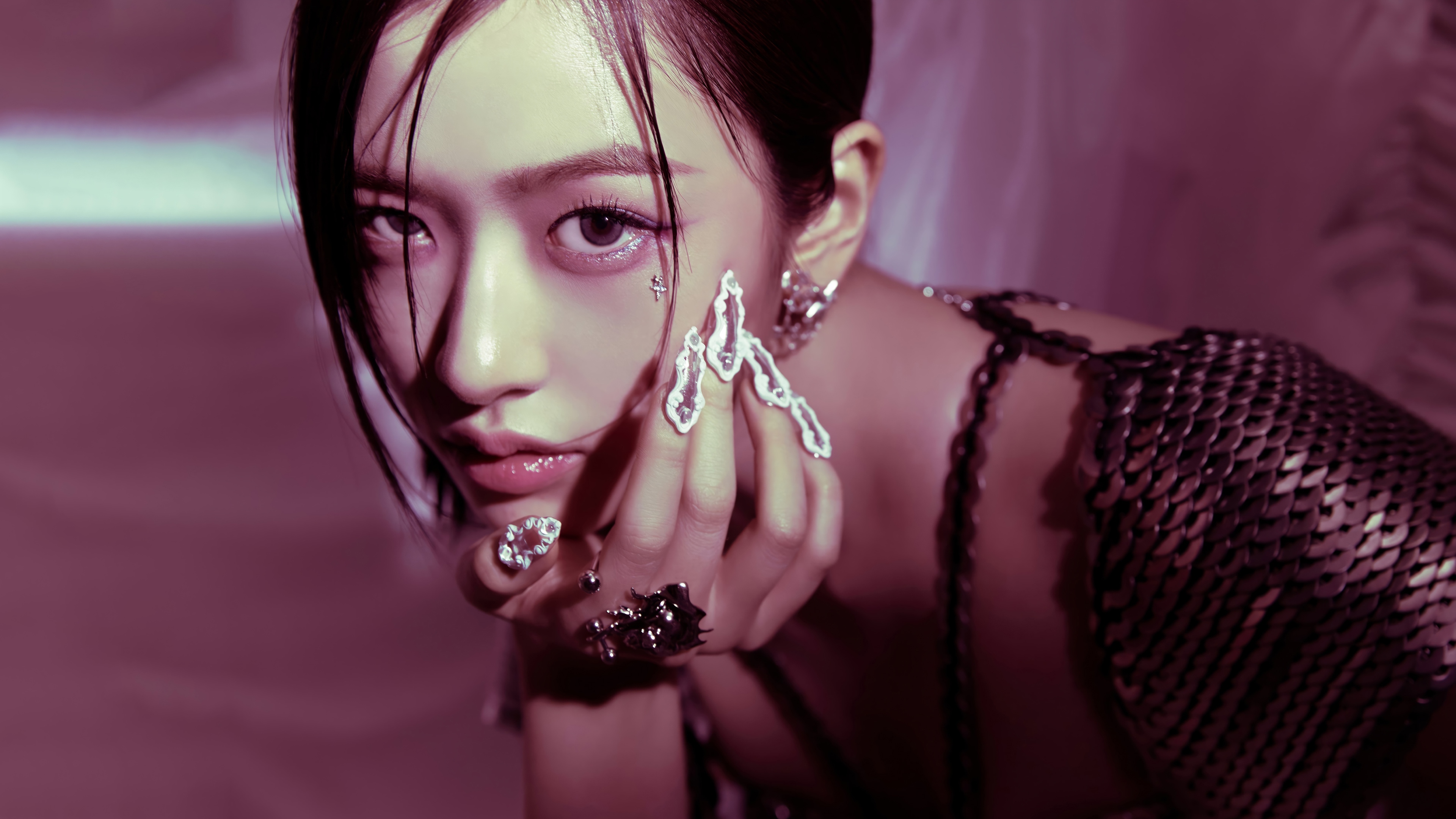 Yujin from IVE with elaborate jewelry HD Wallpaper