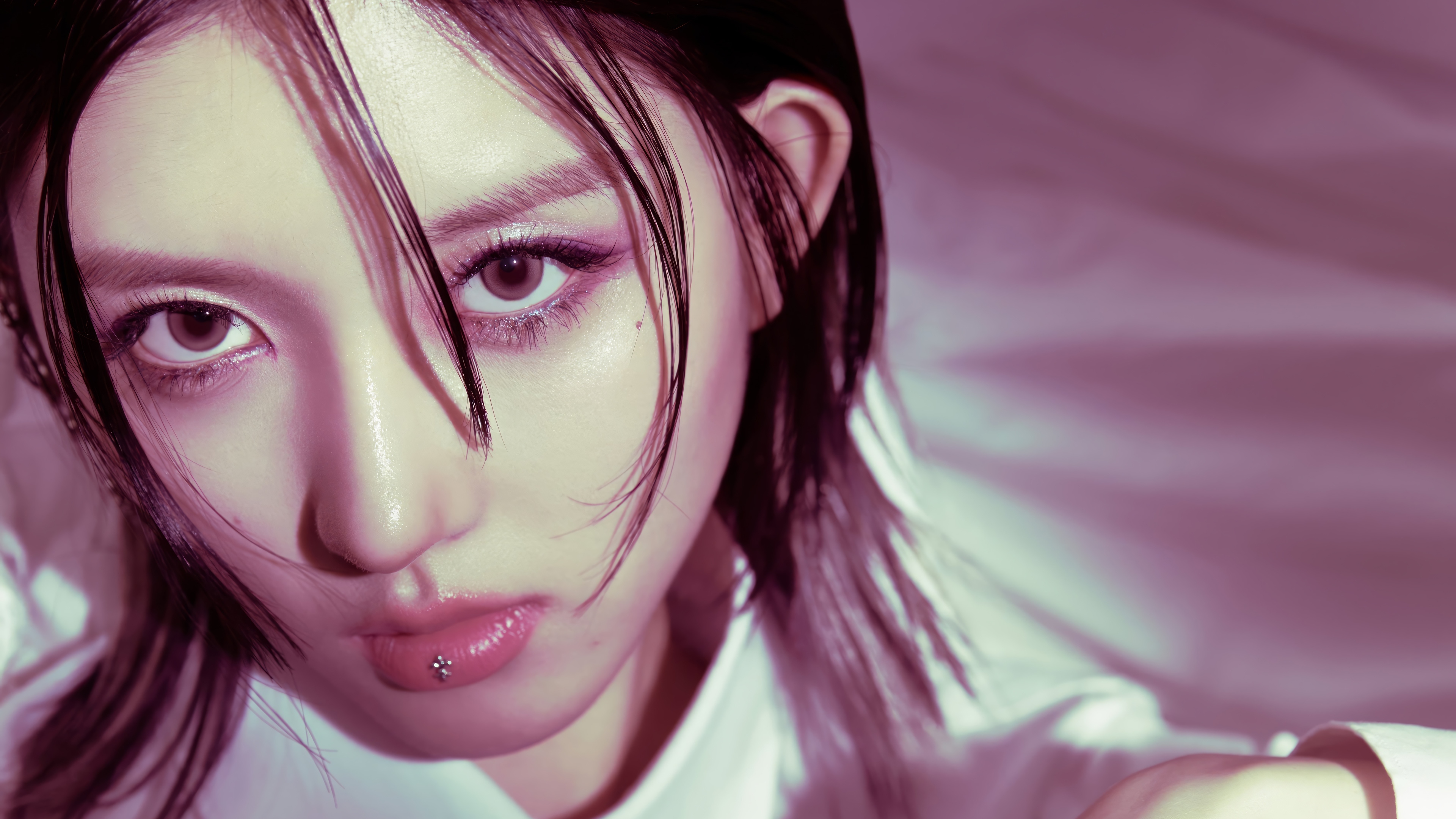 Gaeul from IVE with pink lighting HD Wallpaper