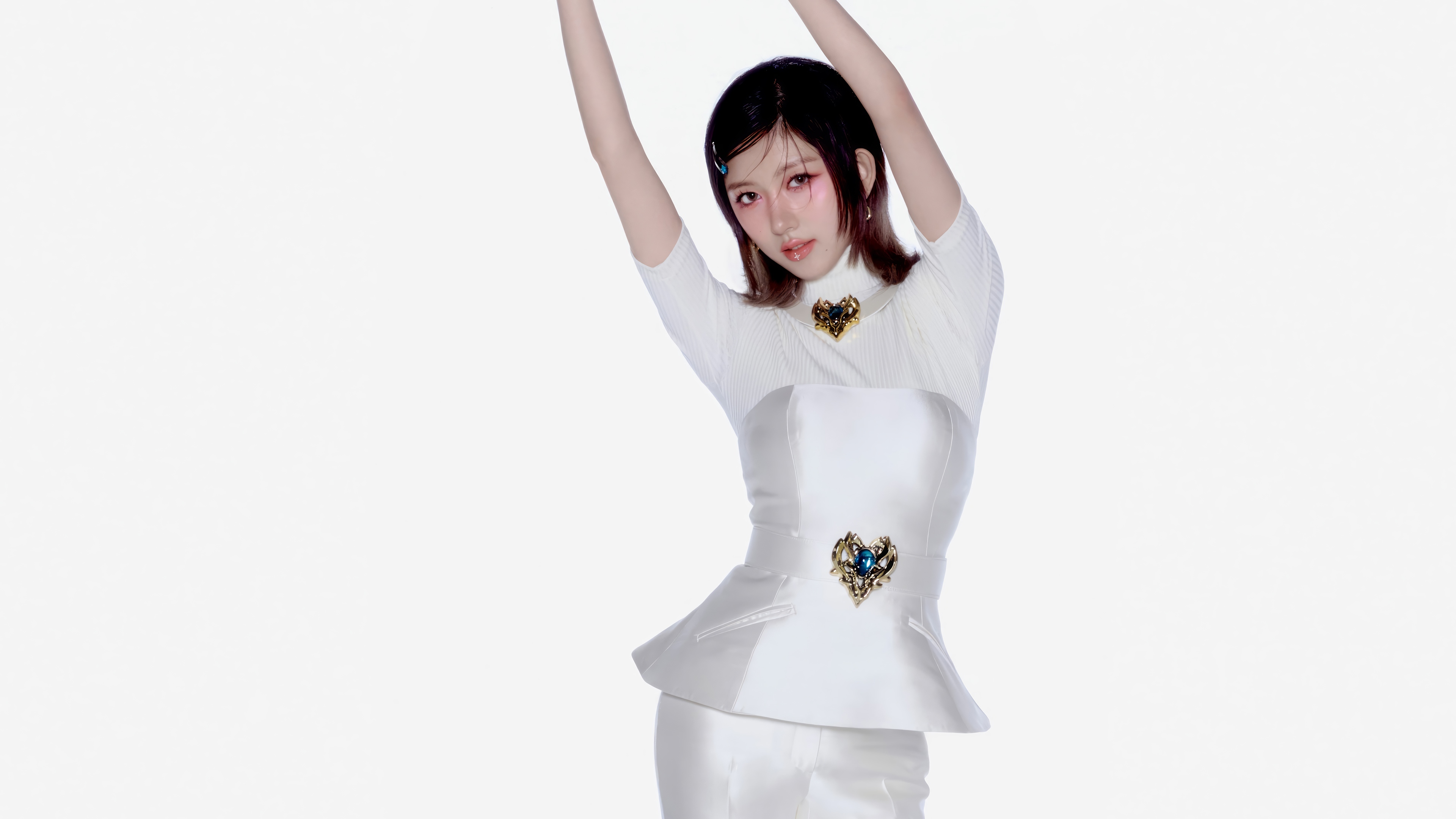 IVE Gaeul in white outfit with heart brooches 4K HD Wallpaper