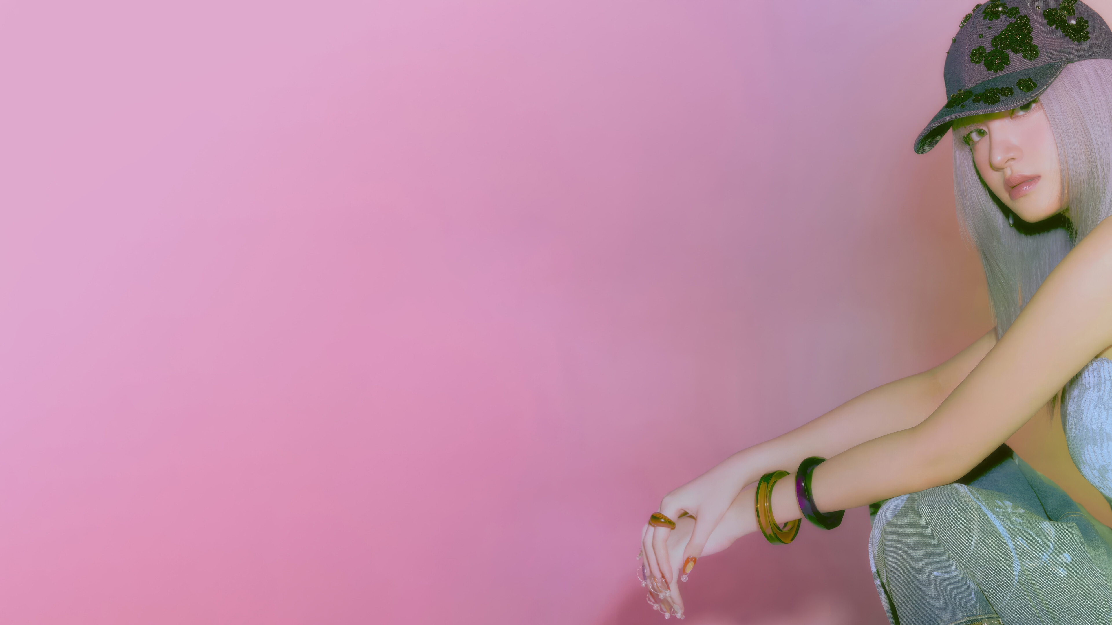 Liz from IVE wearing a cap and jewelry HD Wallpaper