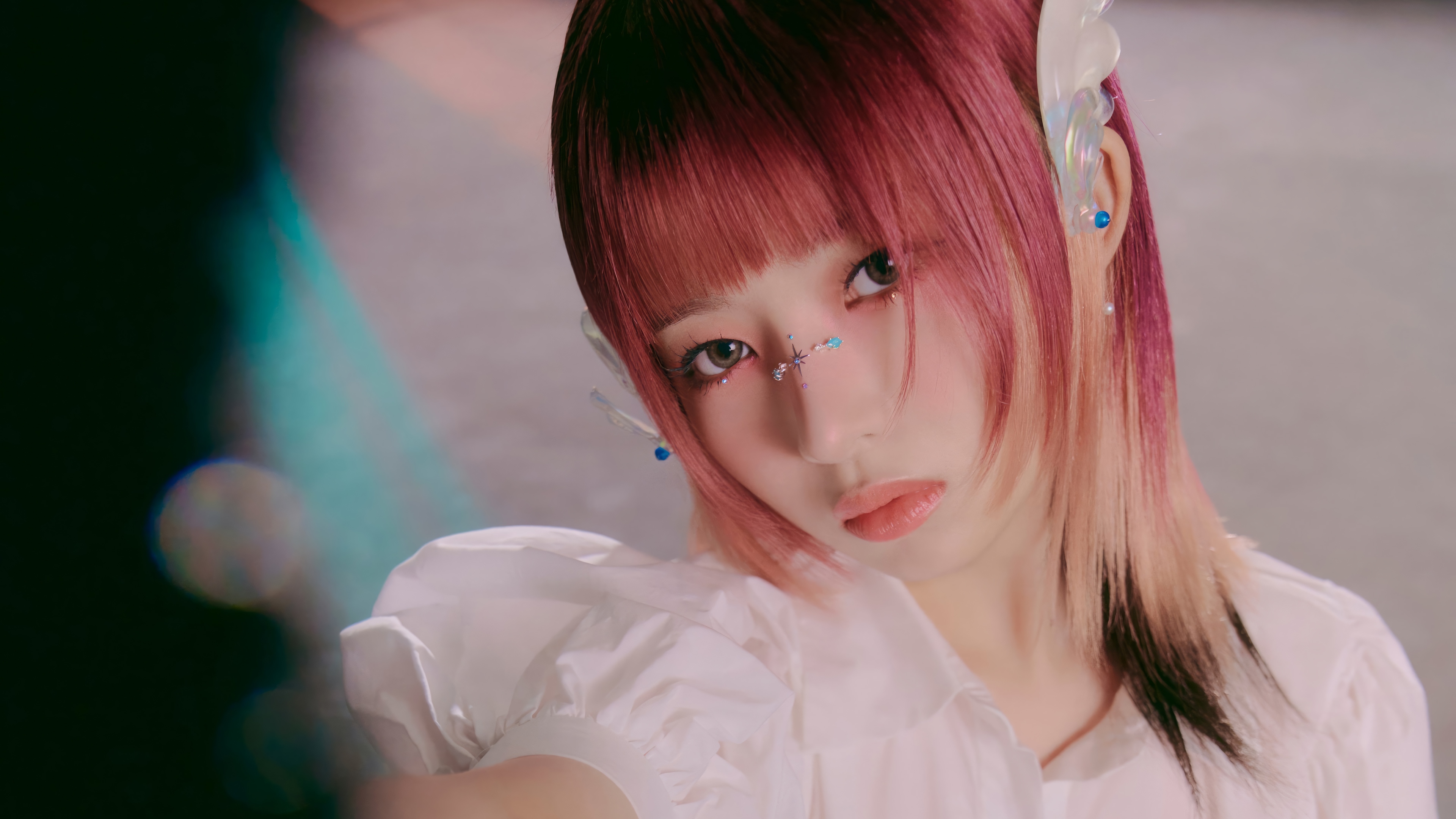 Rei from IVE with pink hair and unique makeup HD Wallpaper