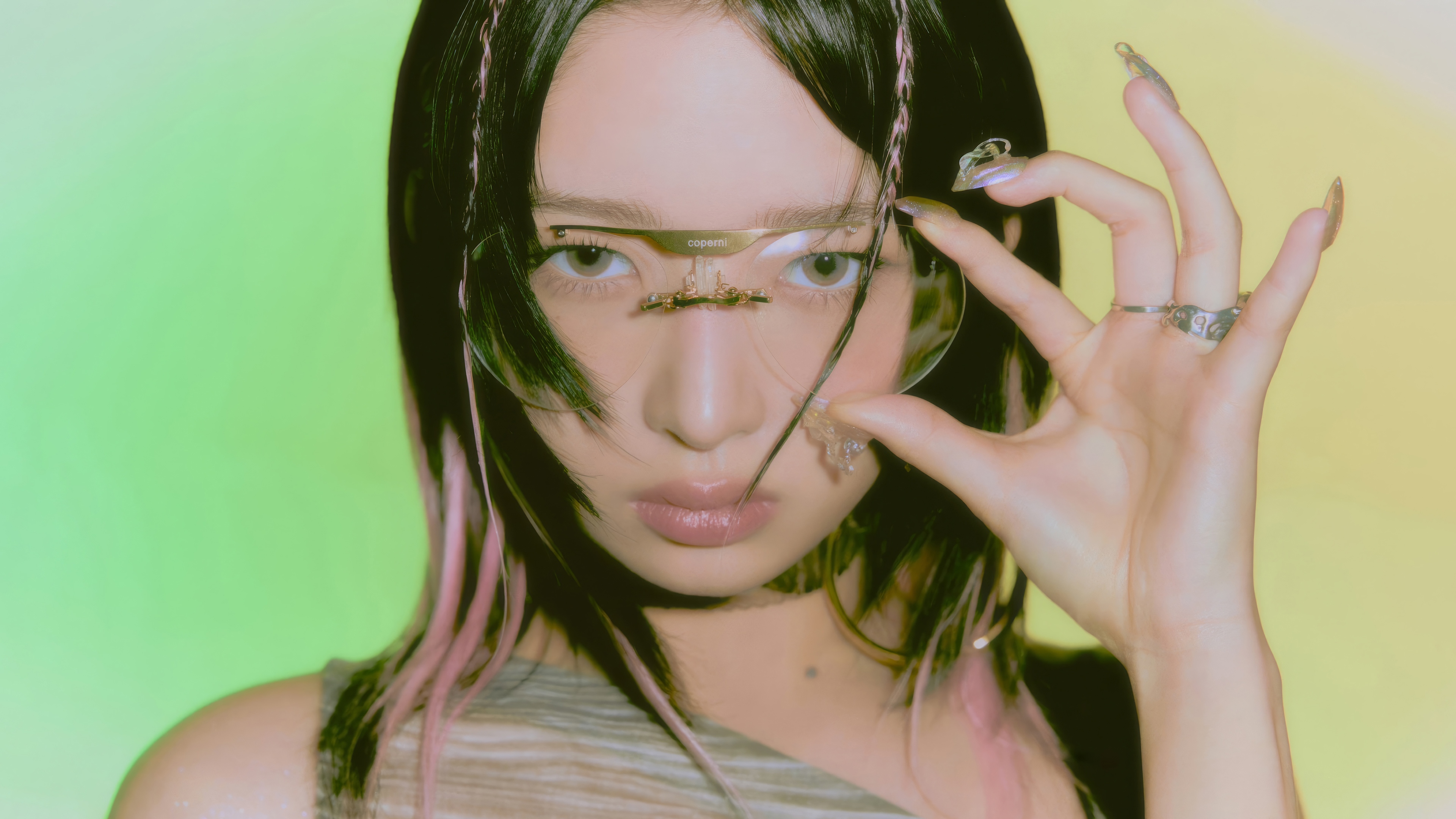 Rei from IVE wearing futuristic glasses HD Wallpaper