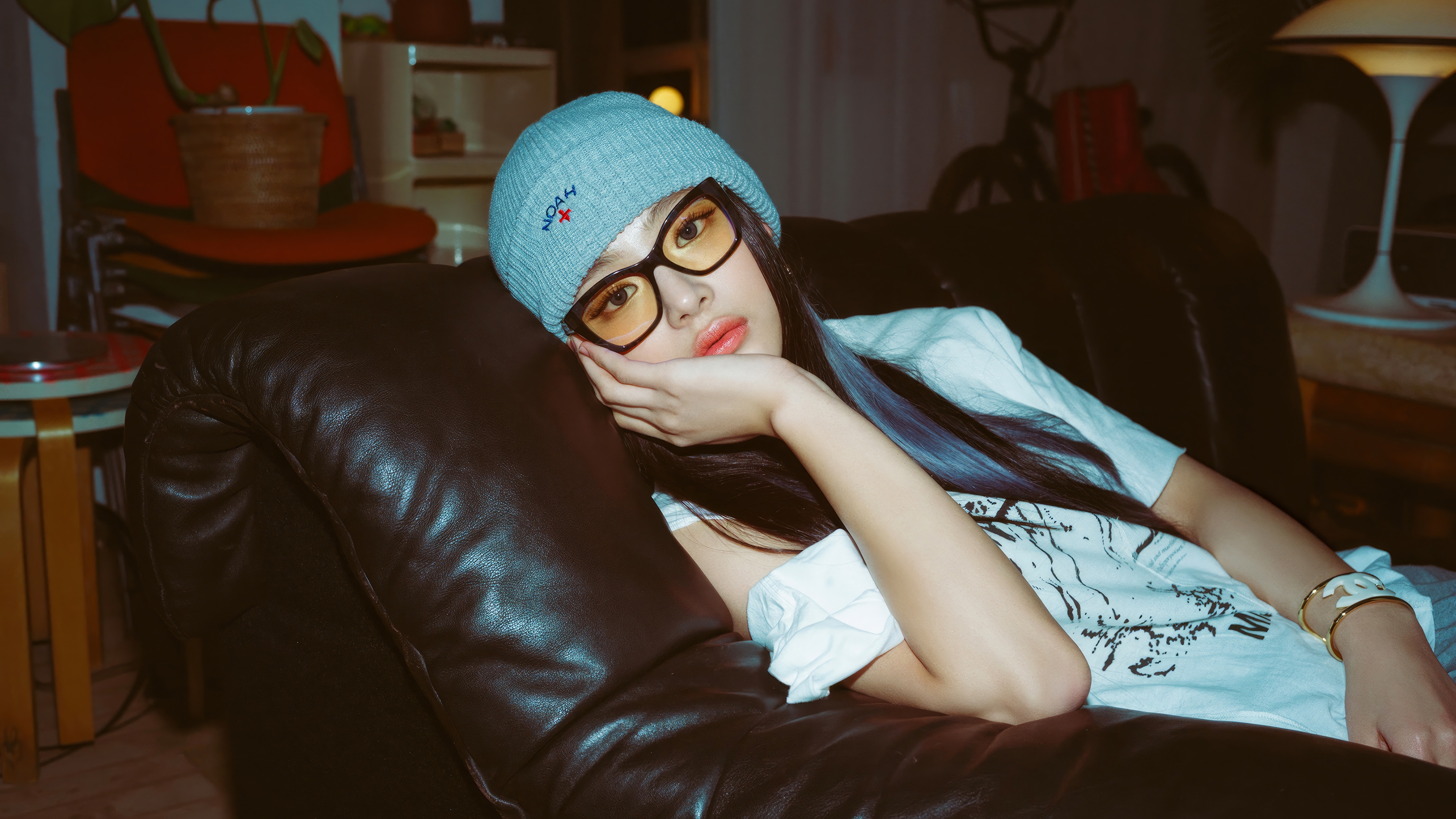 Minji from NewJeans wearing a beanie and glasses HD Wallpaper