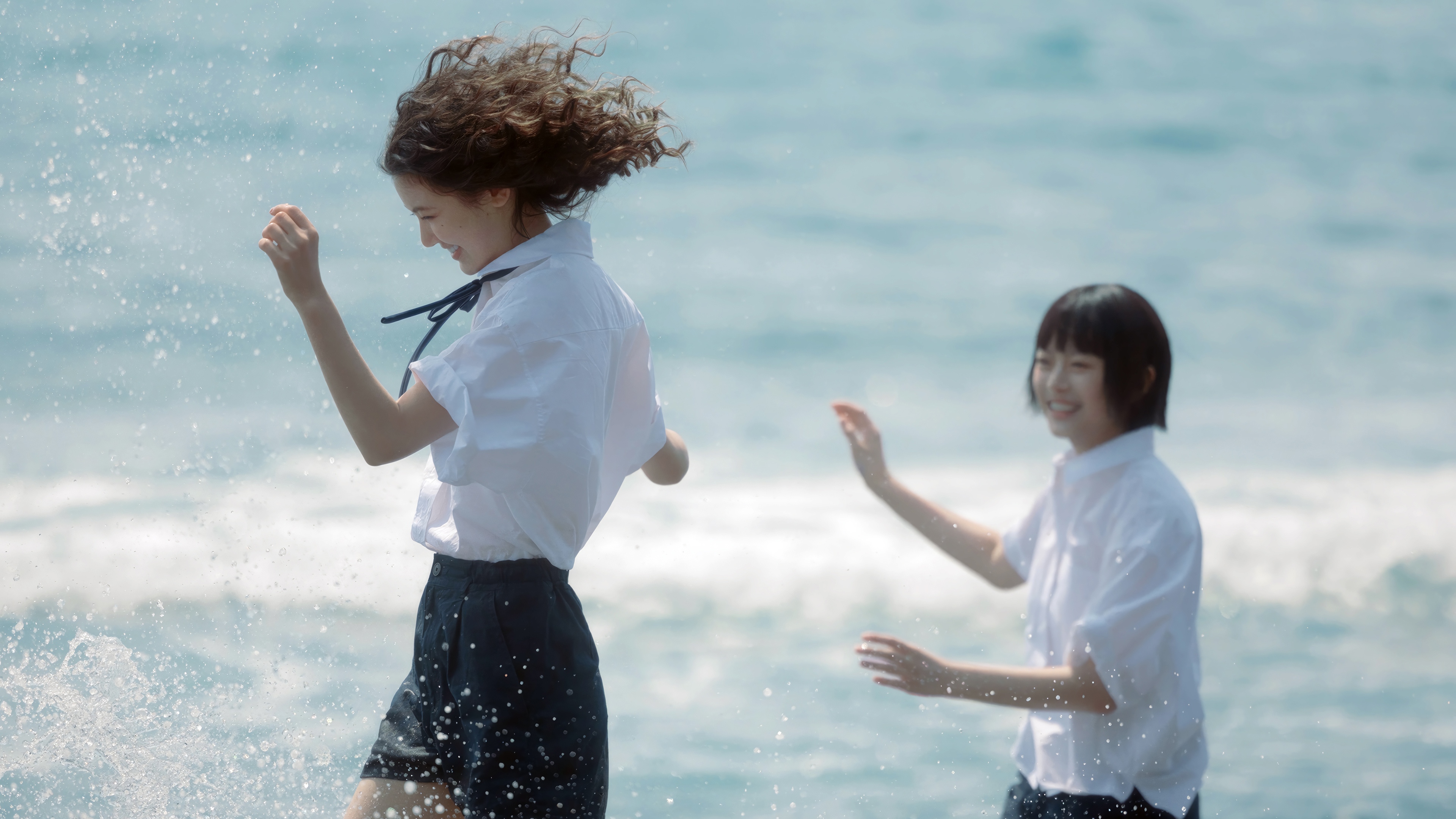 NewJeans members Danielle and Hanni at the beach 4K HD Wallpaper