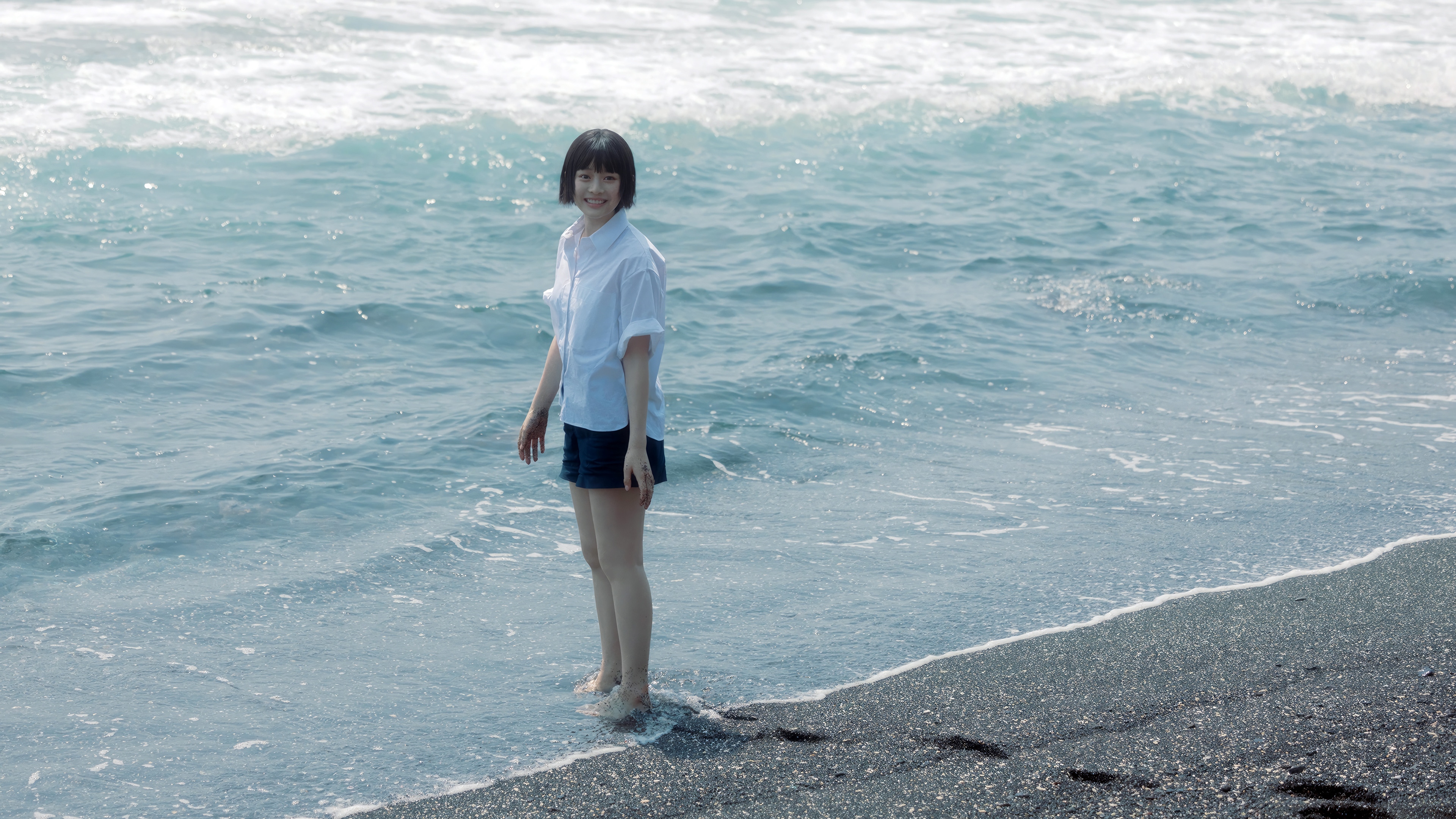 Hanni from NewJeans at the beach HD Wallpaper