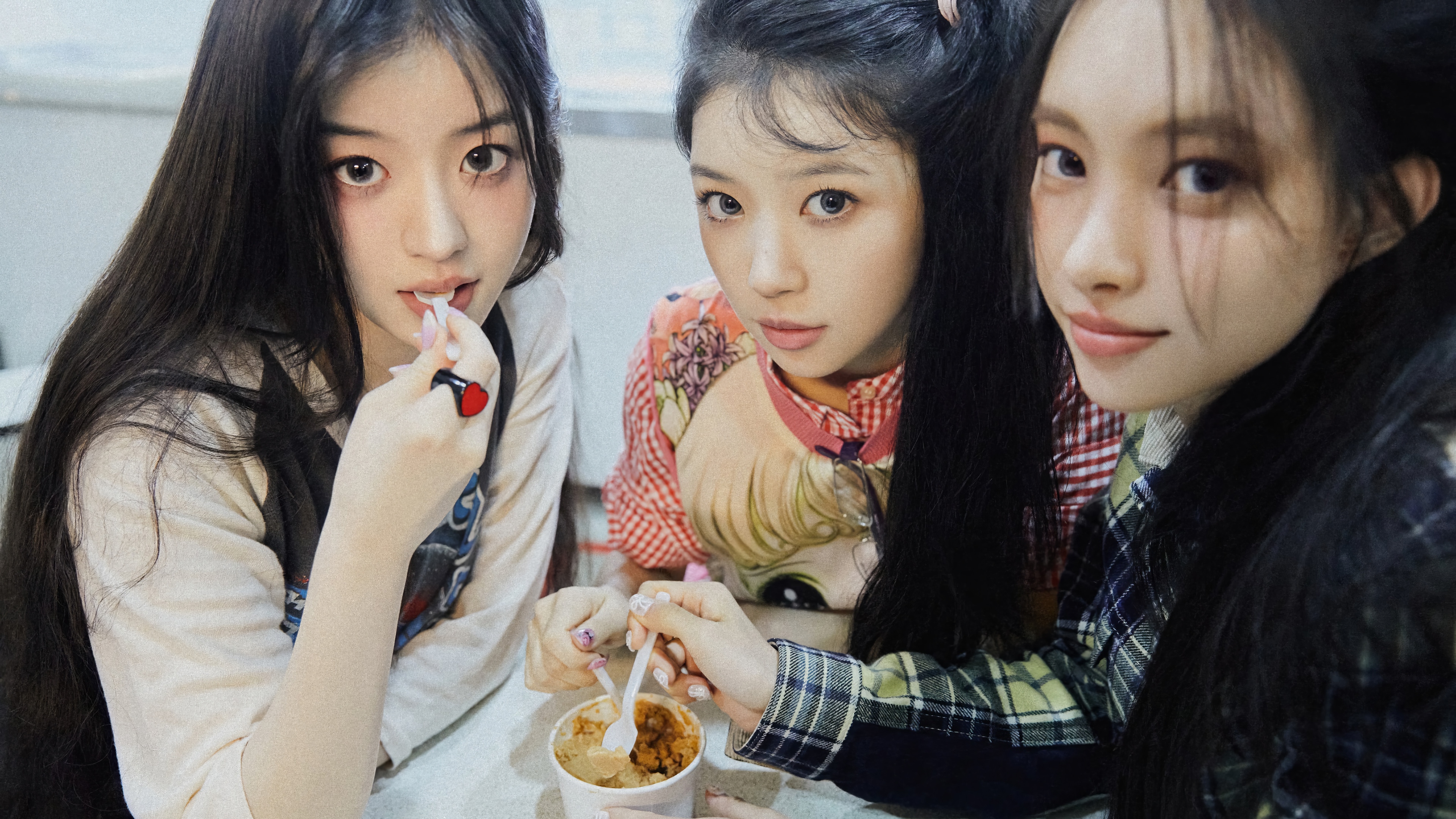 ILLIT's Yunah, Moka, and Minju eating ice cream HD Wallpaper