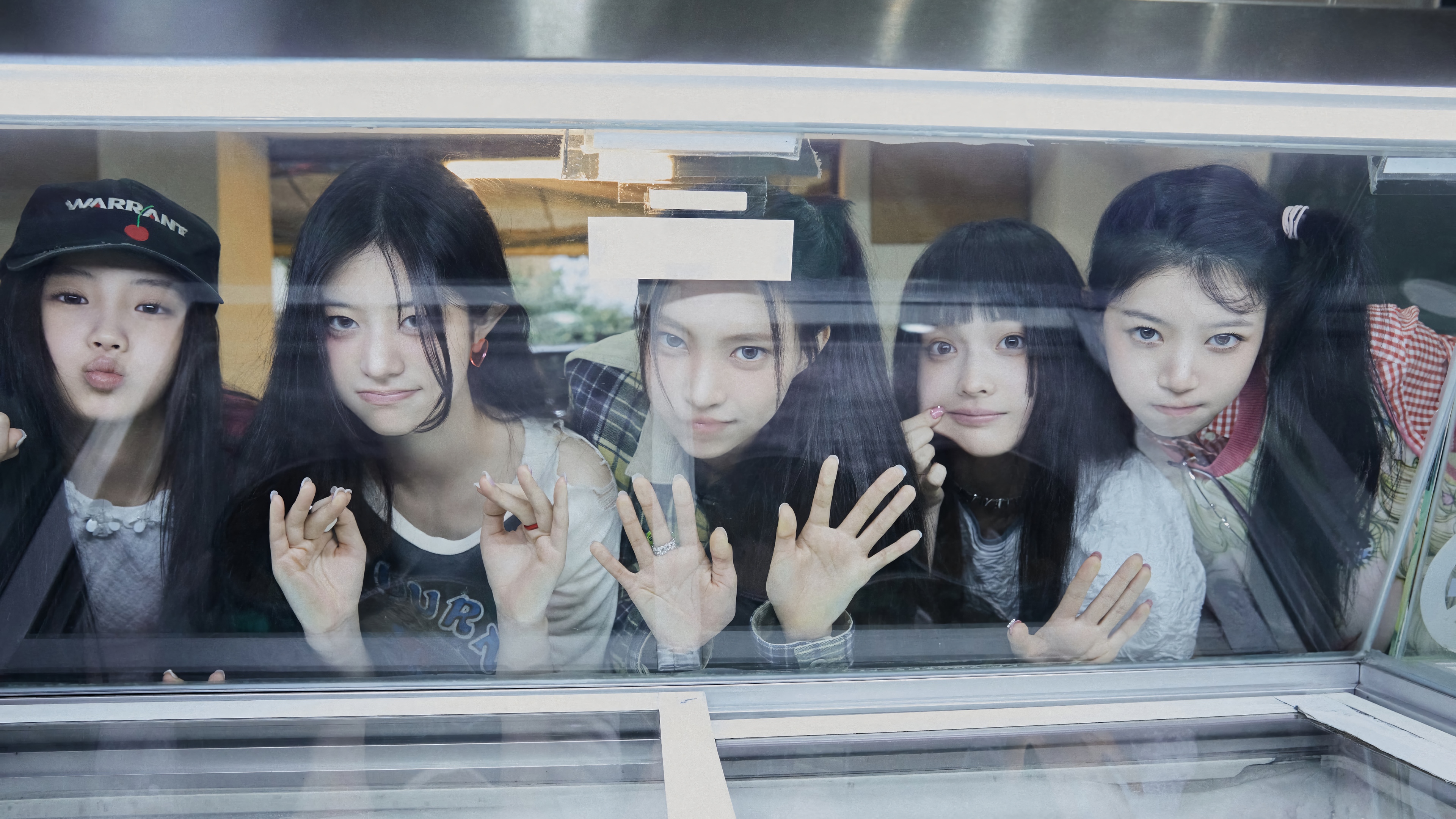 ILLIT members Wonhee, Minju, Yunah, Iroha, and Moka HD Wallpaper