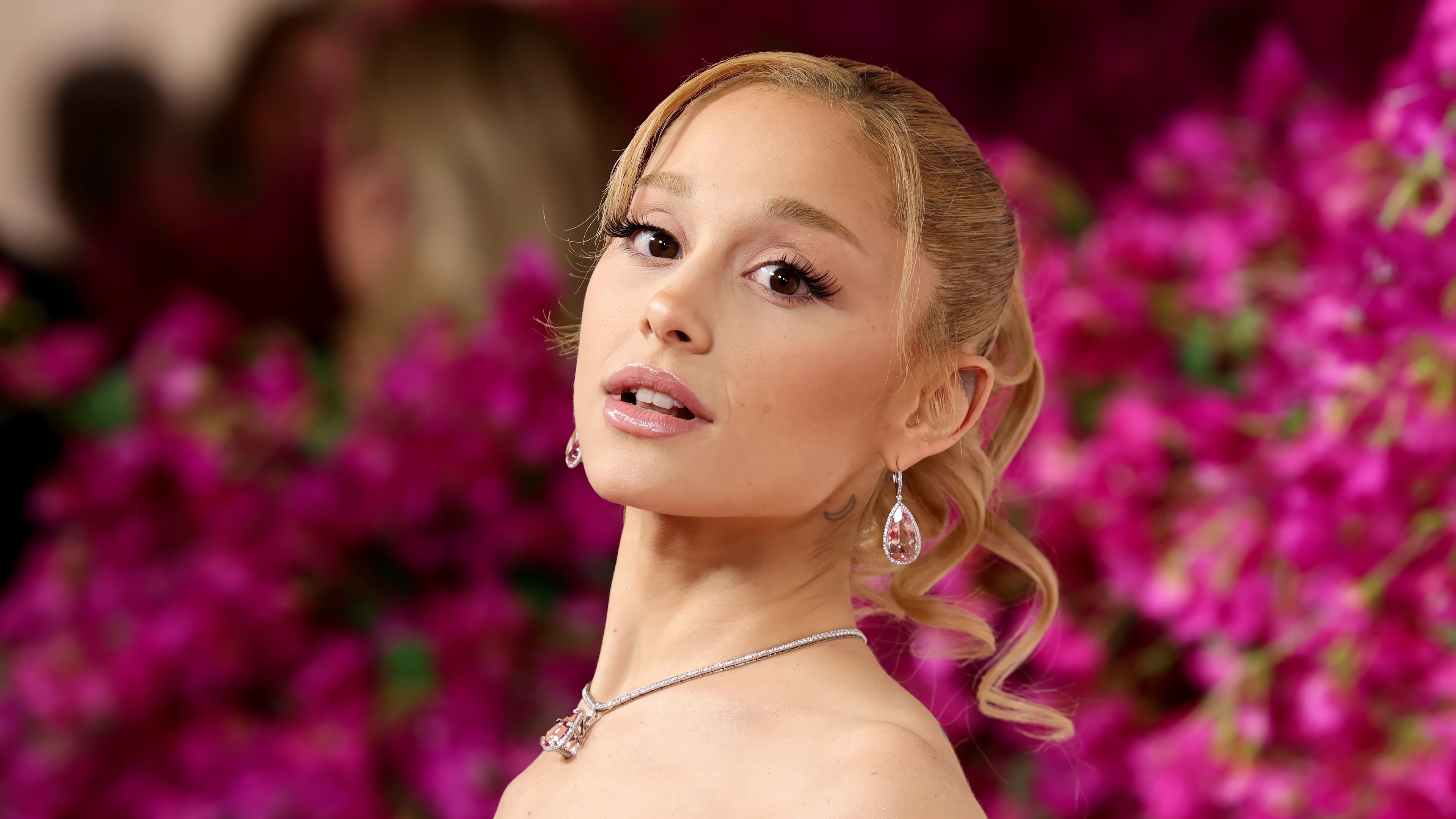 Ariana Grande in 4K HD Wallpaper