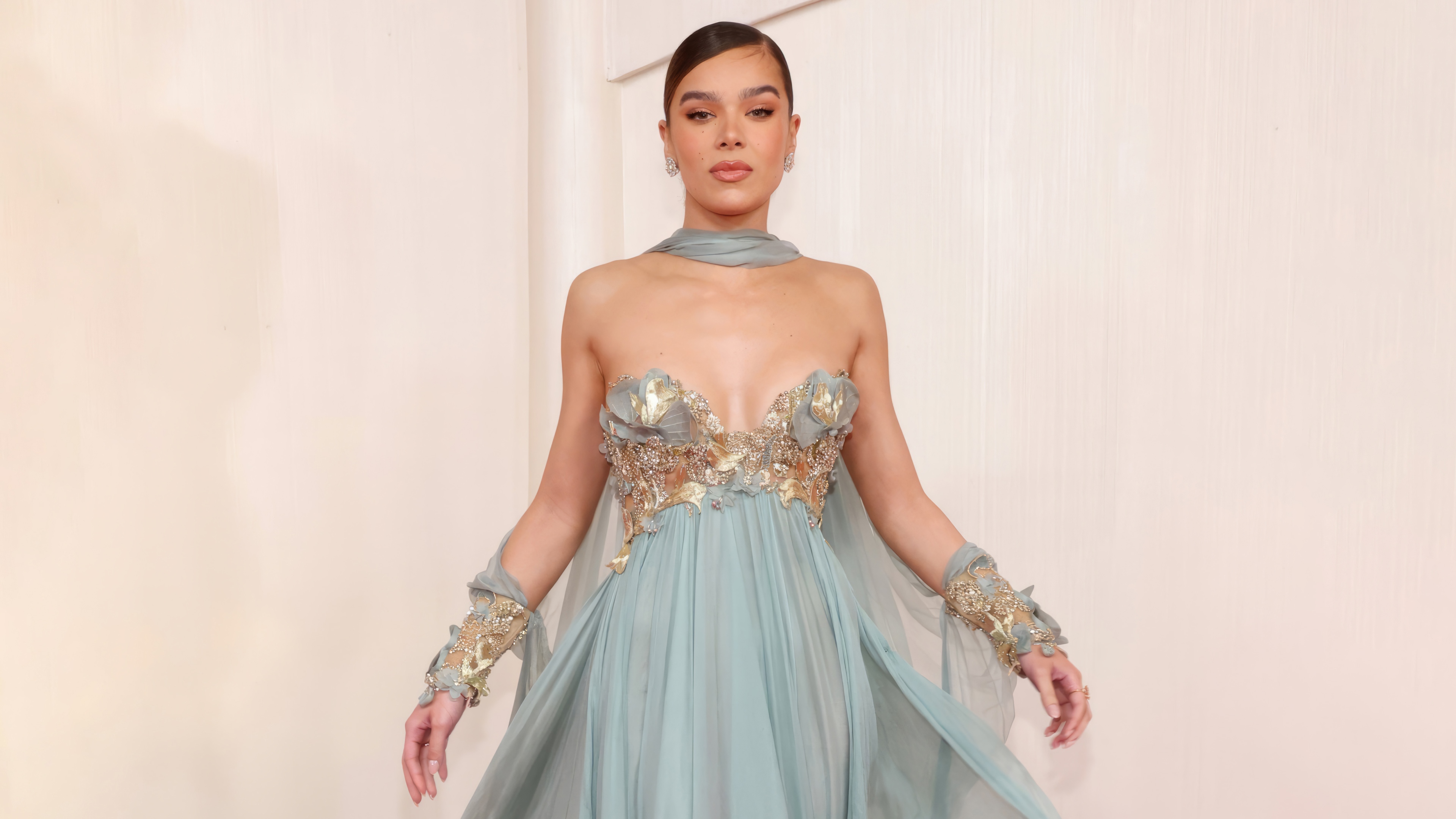 Hailee Steinfeld in a light blue gown with gold accents HD Wallpaper
