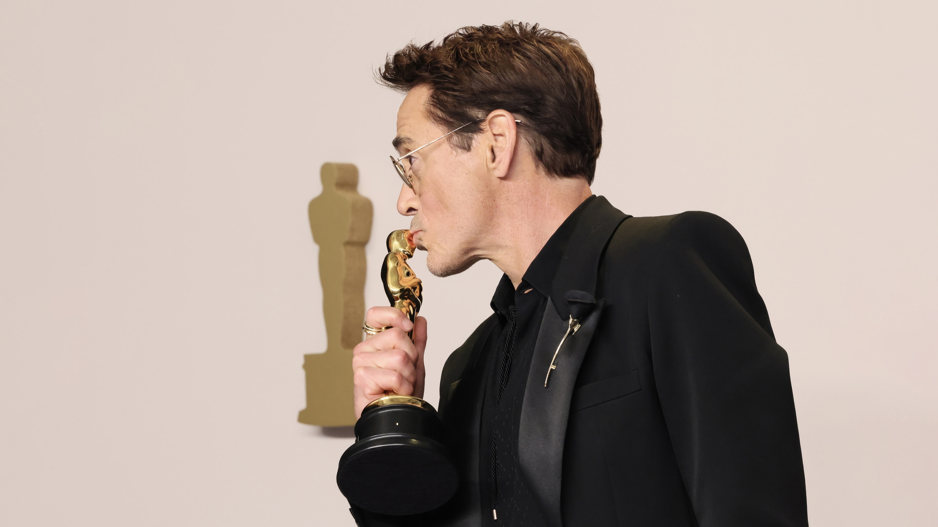 Robert Downey Jr. kisses his Oscar trophy HD Wallpaper