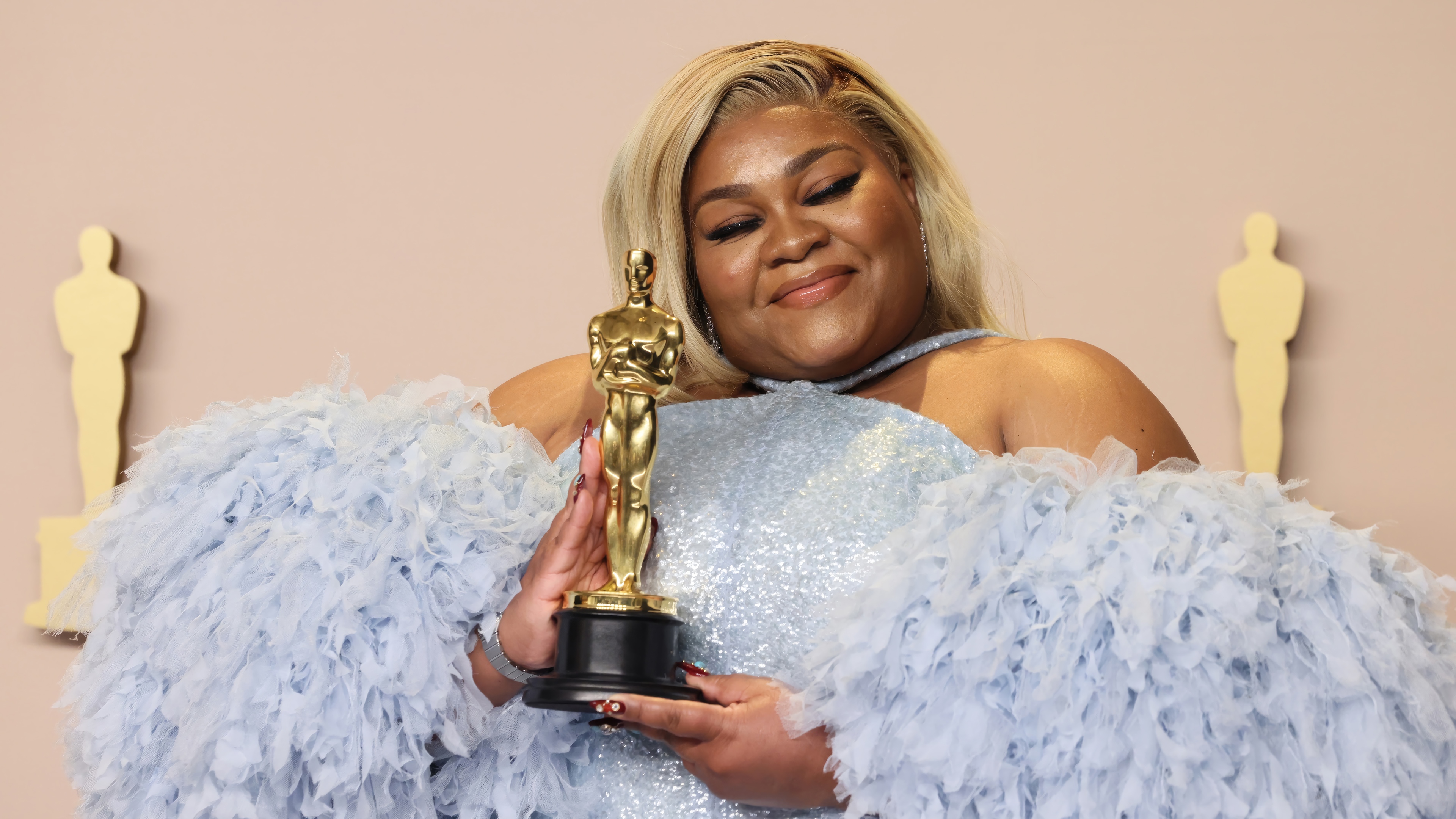 DaVine Joy Randolph holding an Oscar trophy HD Wallpaper