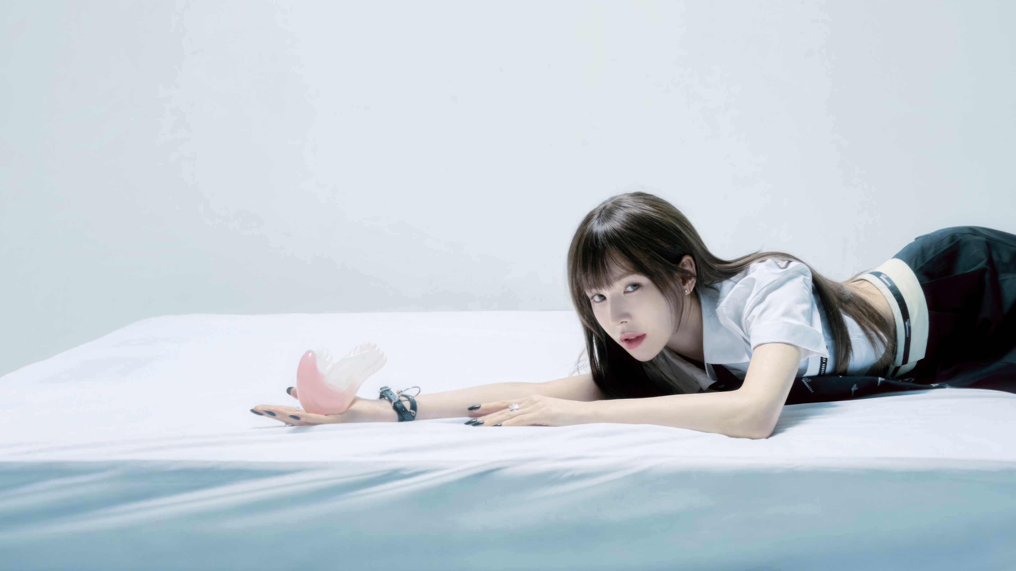 Wendy from Red Velvet on a white surface HD Wallpaper